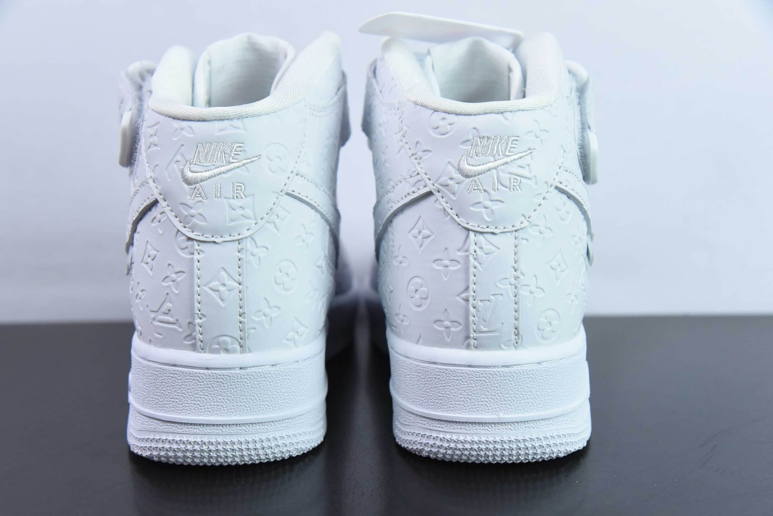 耐克Nike Air Force 1 Mid 07 x Louis Vuitton LV联名印花纯白空军中帮休闲板鞋纯原版本 货号：DV0688-300