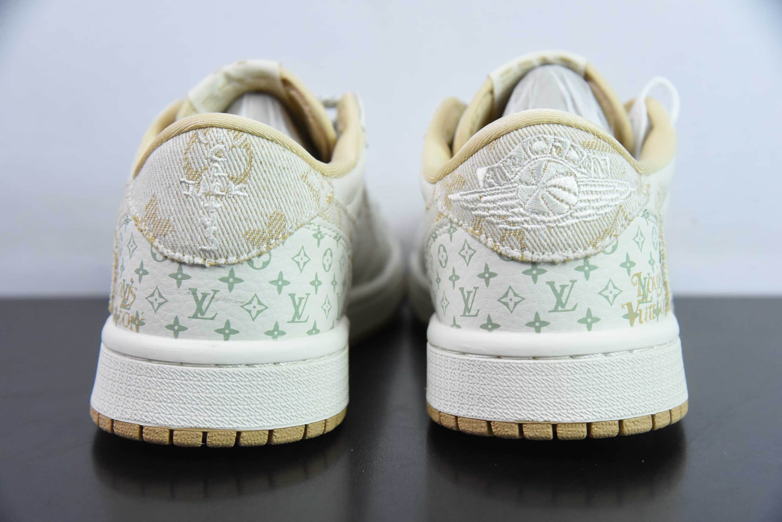 乔丹Travis Scott x Fragment Design x Jordan Air Jordan 1 Low OG SP AJ1 LV联名浅咖牛仔印花低帮文化休闲板鞋纯原版本 货号:SJ2068-006