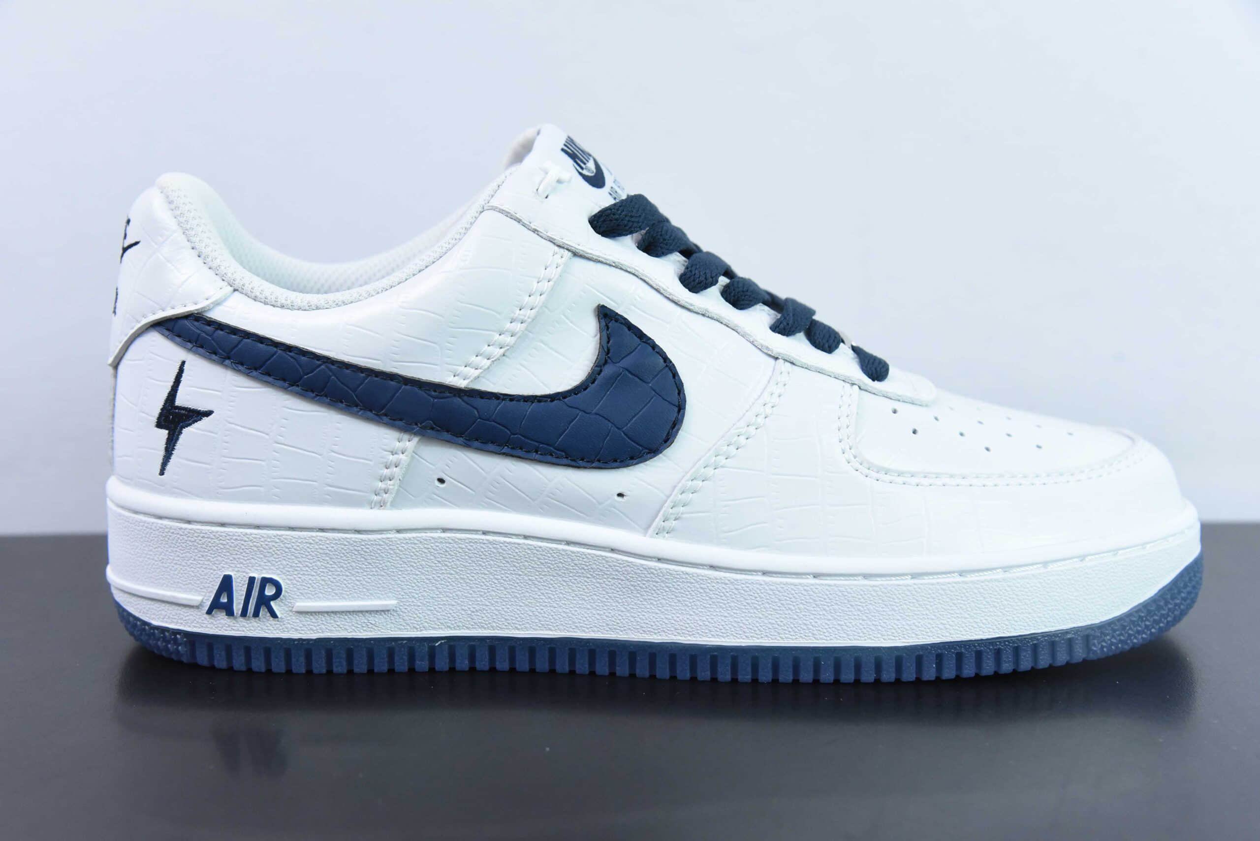 耐克Nike Air Force 1'07 Low Ladainian Tomlinson 闪电队白深蓝空军一号低帮休闲板鞋纯原版本 货号：DD0614-332 