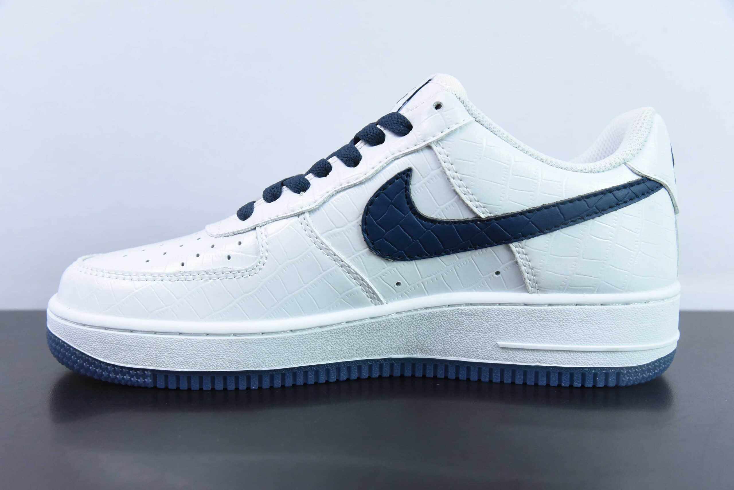 耐克Nike Air Force 1'07 Low Ladainian Tomlinson 闪电队白深蓝空军一号低帮休闲板鞋纯原版本 货号：DD0614-332 
