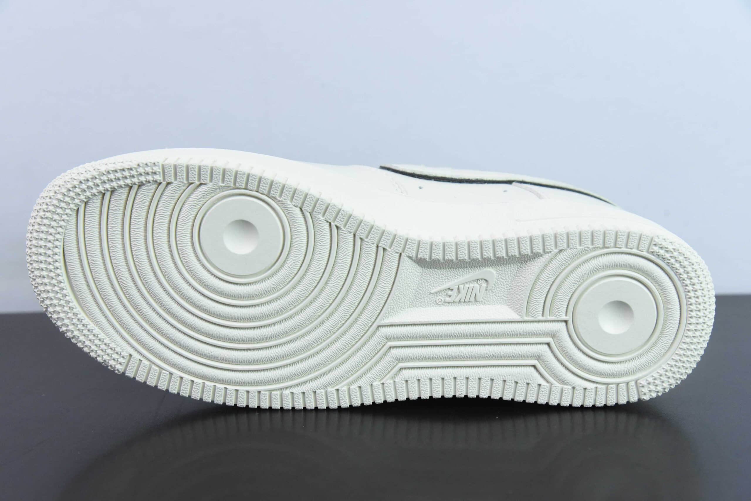 耐克Nike Air Force 1'07 Low 经典黑色小勾满天星空军一号低帮休闲板鞋纯原版本 货号：MJ0319-021