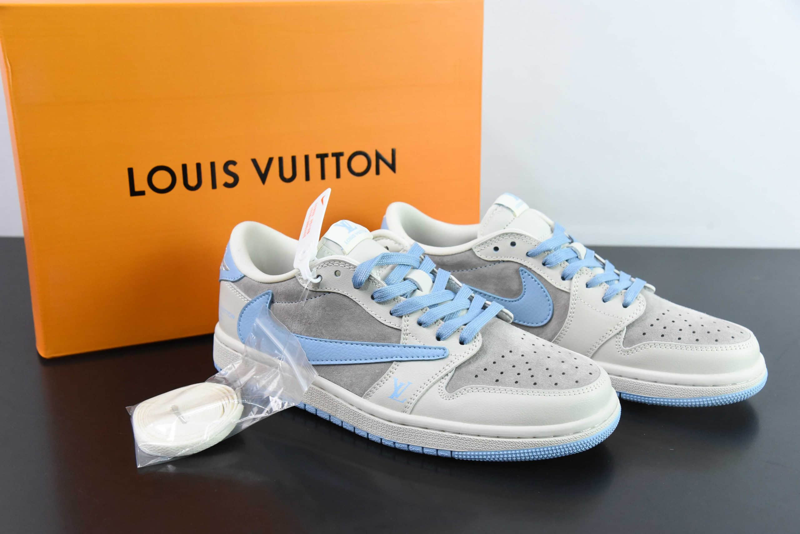 乔丹Travis Scott x Fragment Design x Jordan Air Jordan 1 Low OG SP AJ1 LV联名蔚蓝猪八低帮文化休闲板鞋纯原版本 货号：LX1988-101