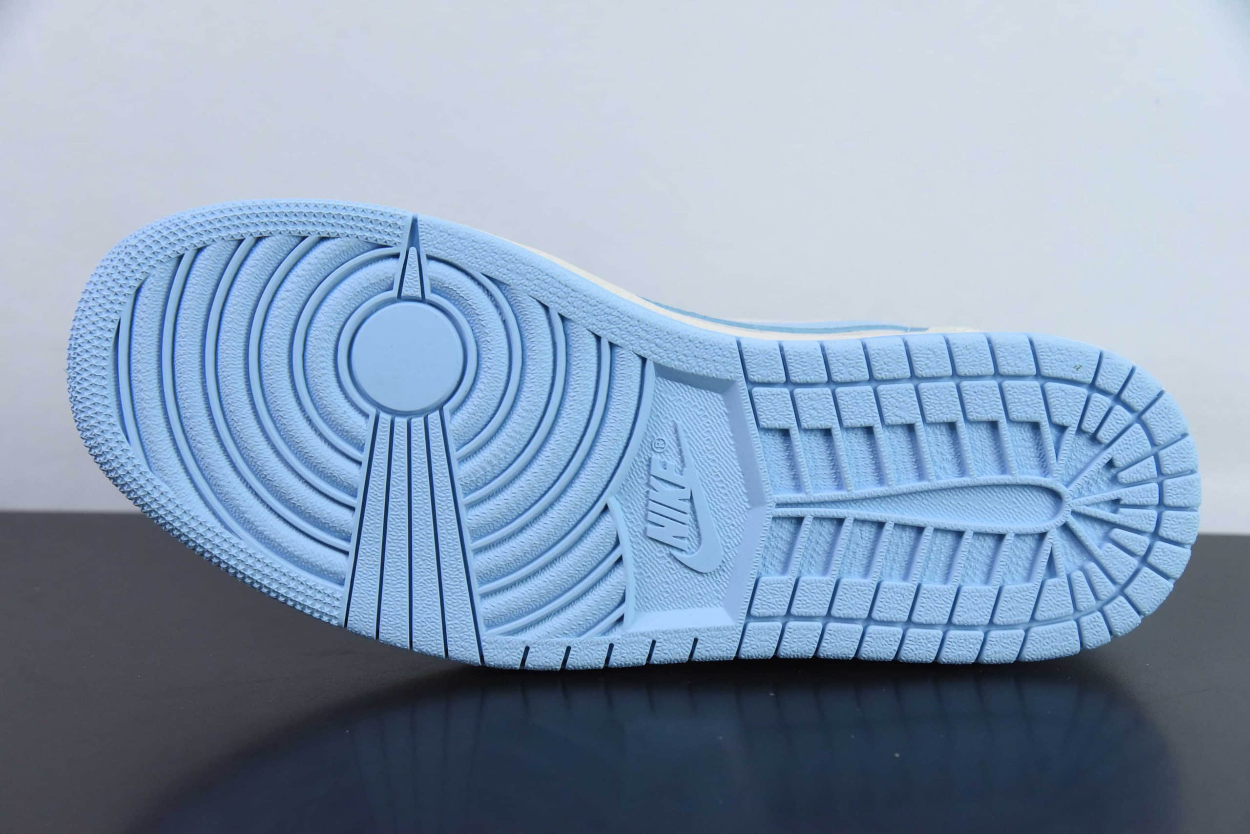 乔丹Travis Scott x Fragment Design x Jordan Air Jordan 1 Low OG SP AJ1 LV联名蔚蓝猪八低帮文化休闲板鞋纯原版本 货号：LX1988-101