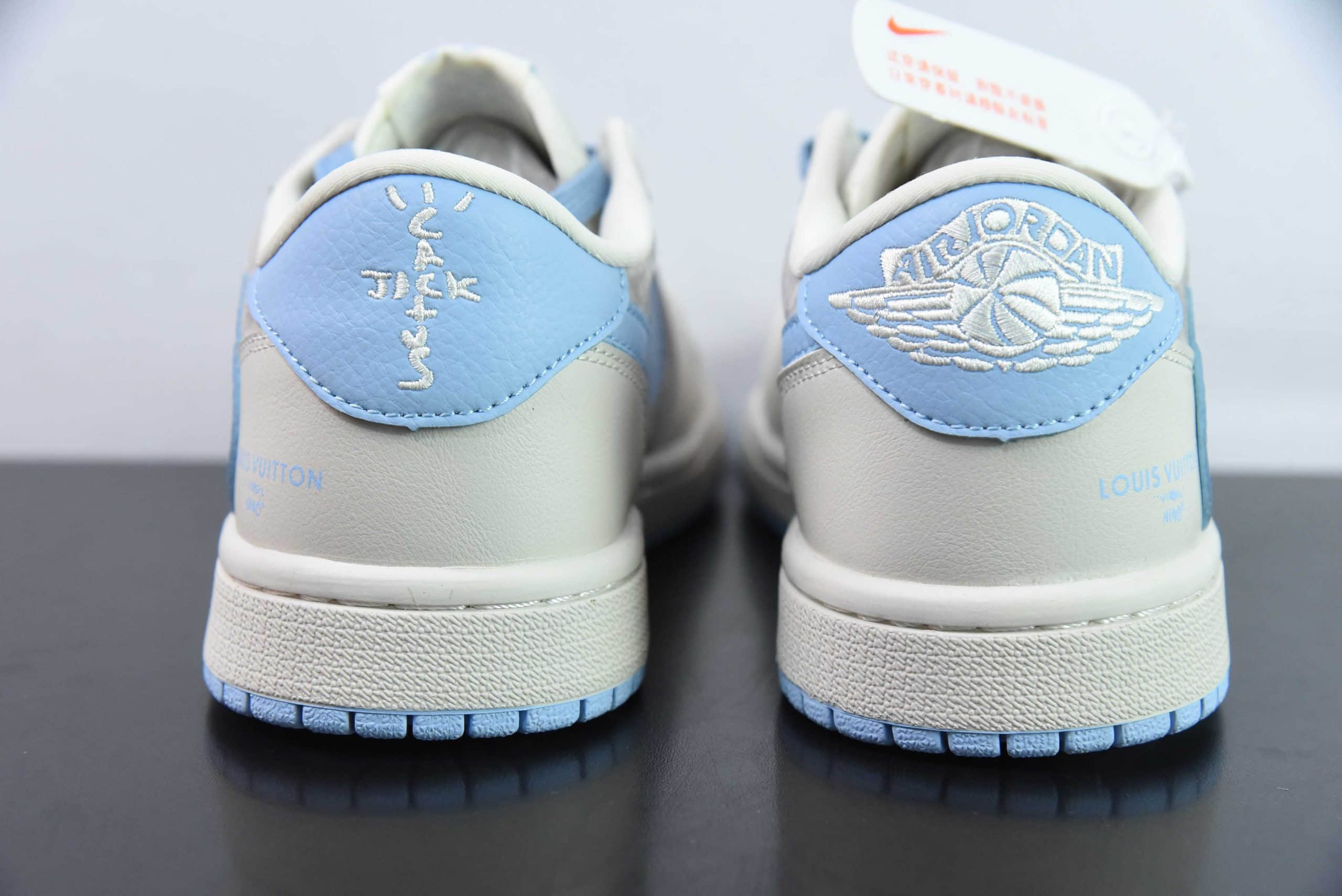 乔丹Travis Scott x Fragment Design x Jordan Air Jordan 1 Low OG SP AJ1 LV联名蔚蓝猪八低帮文化休闲板鞋纯原版本 货号：LX1988-101