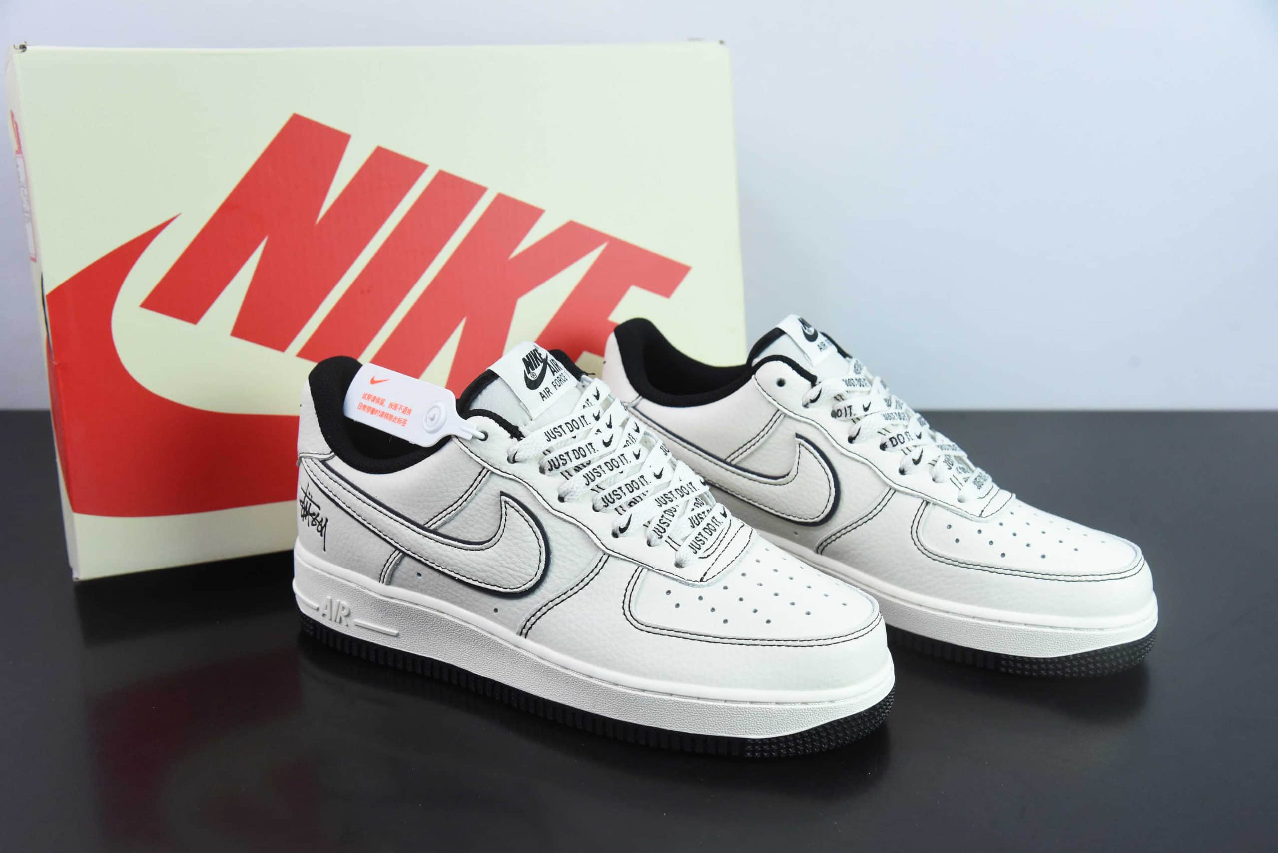 耐克Nike Stussy x Nike Air Force 1 Low 斯图西联名米白炫彩反光空军一号低帮休闲板鞋纯原版本 货号：UN1635-702