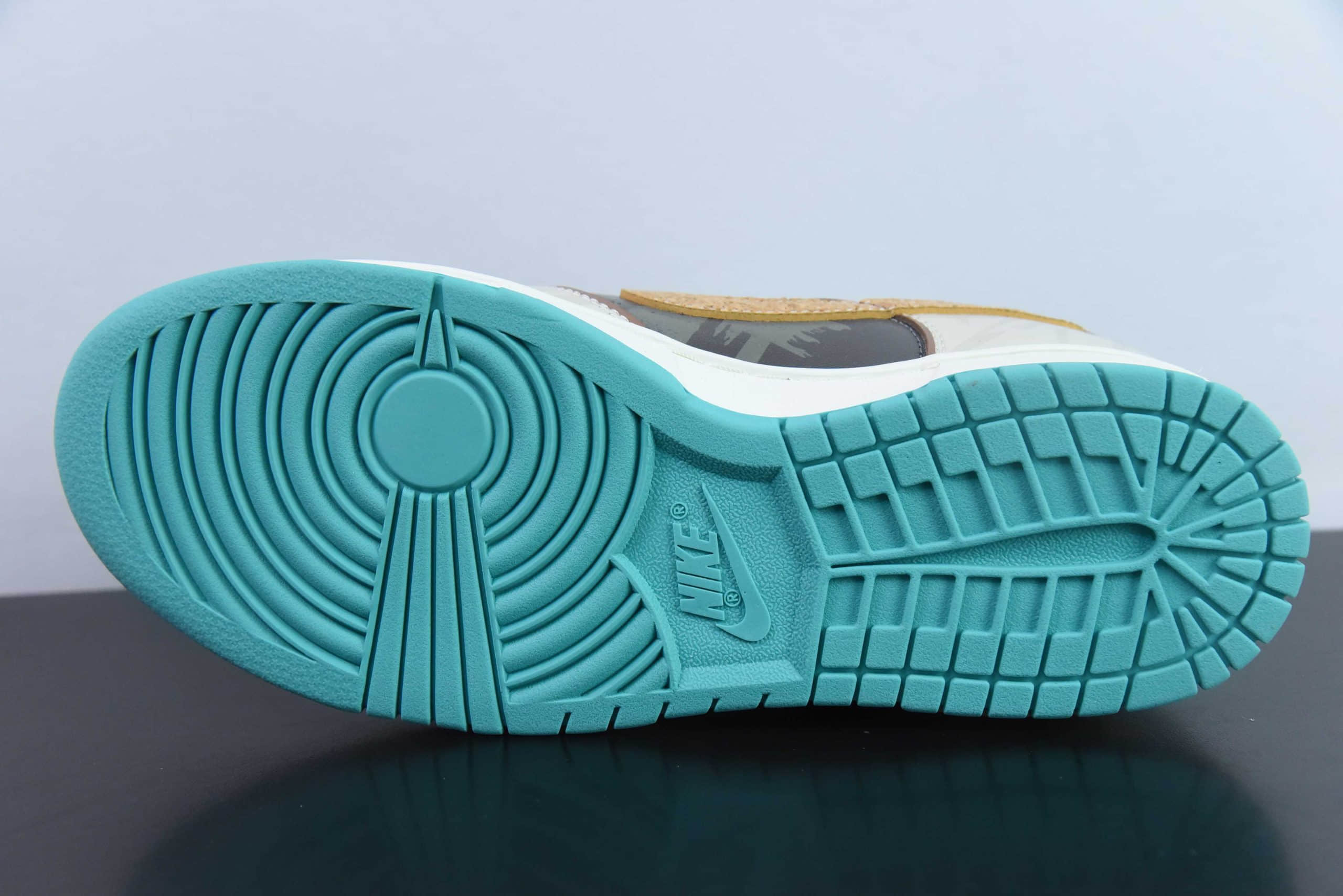 耐克Nike SB Dunk Low 熊猫恶作剧春行橄越褐绿SB低帮休闲滑板鞋纯原版本 货号：DV0833-101 