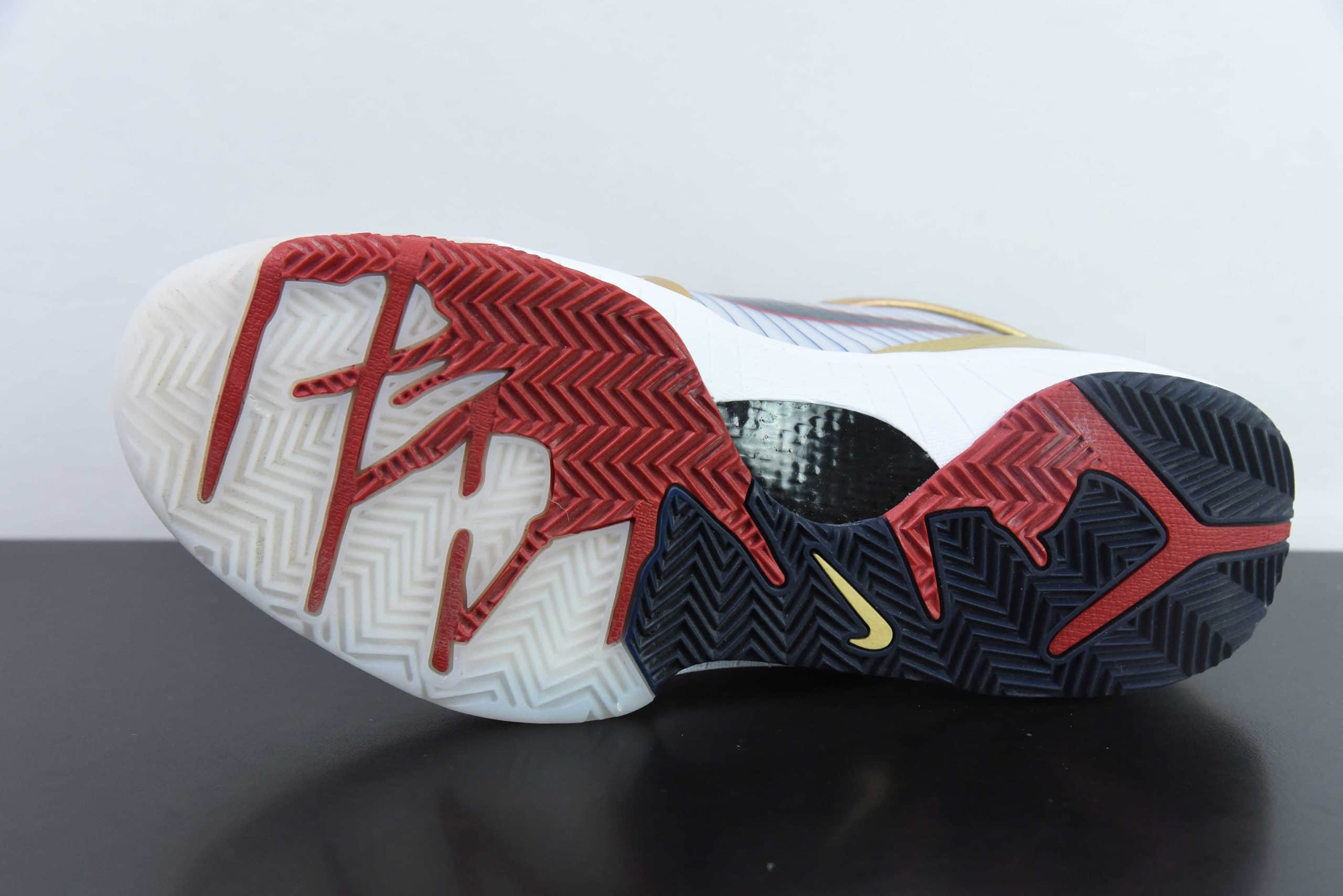 科比Kobe Undefeated x Nk Zoom Kobe IV ZK4 科比四代五道杠联名奥运会白黑金男子实战篮球鞋纯原版本 货号：FQ3544-100 