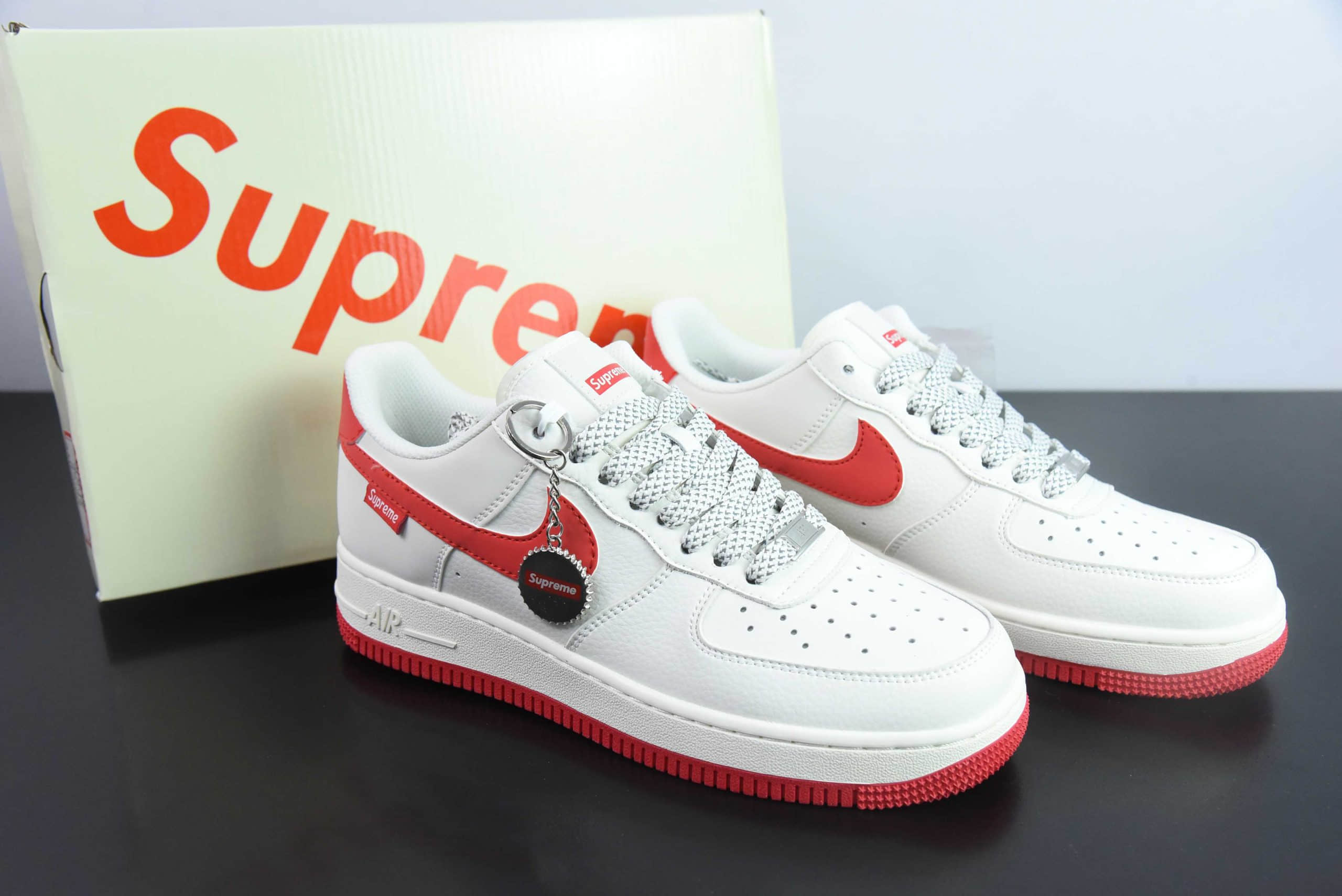 耐克Nike Supreme x Nike Air Force 1 07 LowSupreme皮革Sup米白红标反光空军一号经典低帮百搭休闲运动板鞋纯原版本 货号:HD1968-026