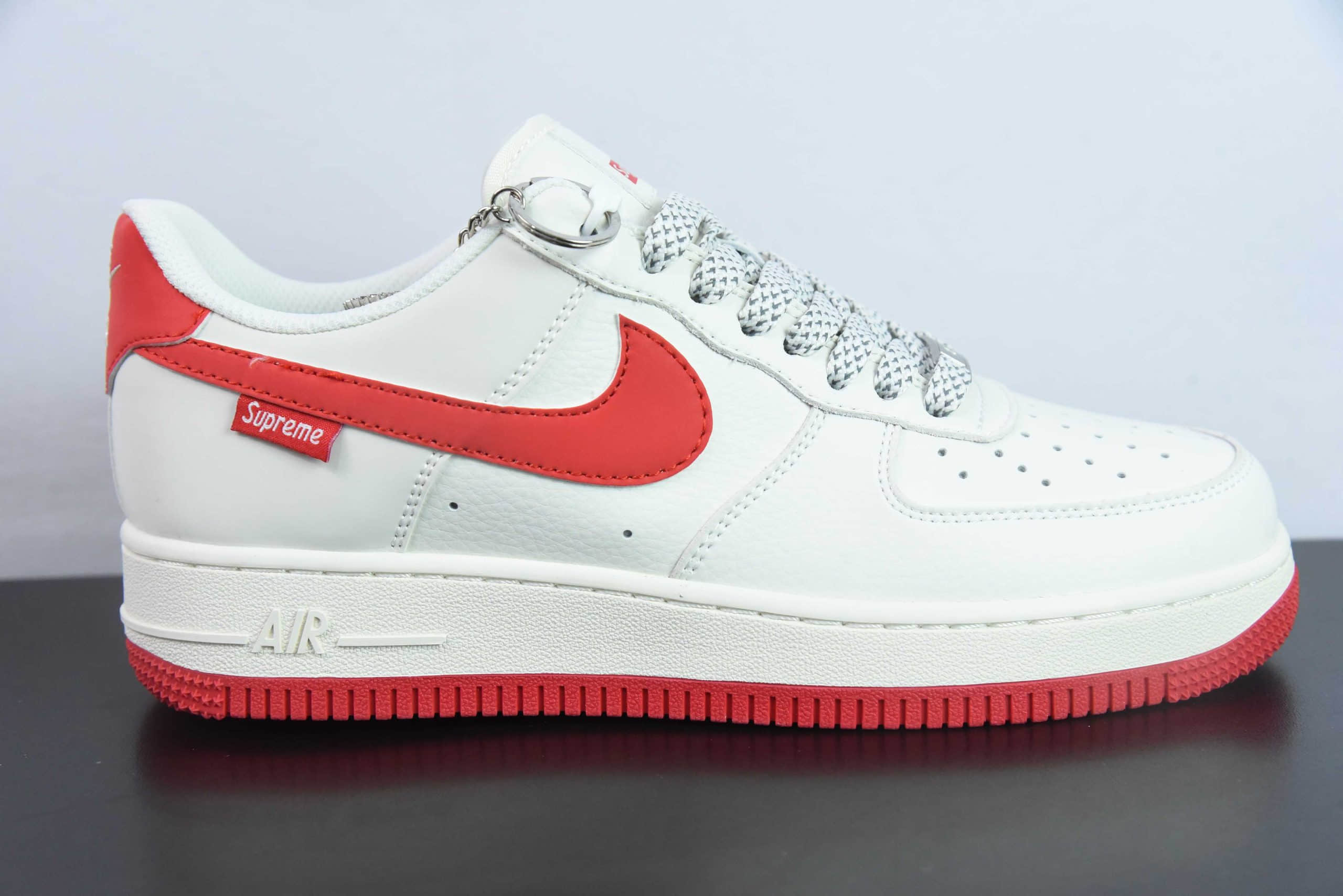 耐克Nike Supreme x Nike Air Force 1 07 LowSupreme皮革Sup米白红标反光空军一号经典低帮百搭休闲运动板鞋纯原版本 货号:HD1968-026