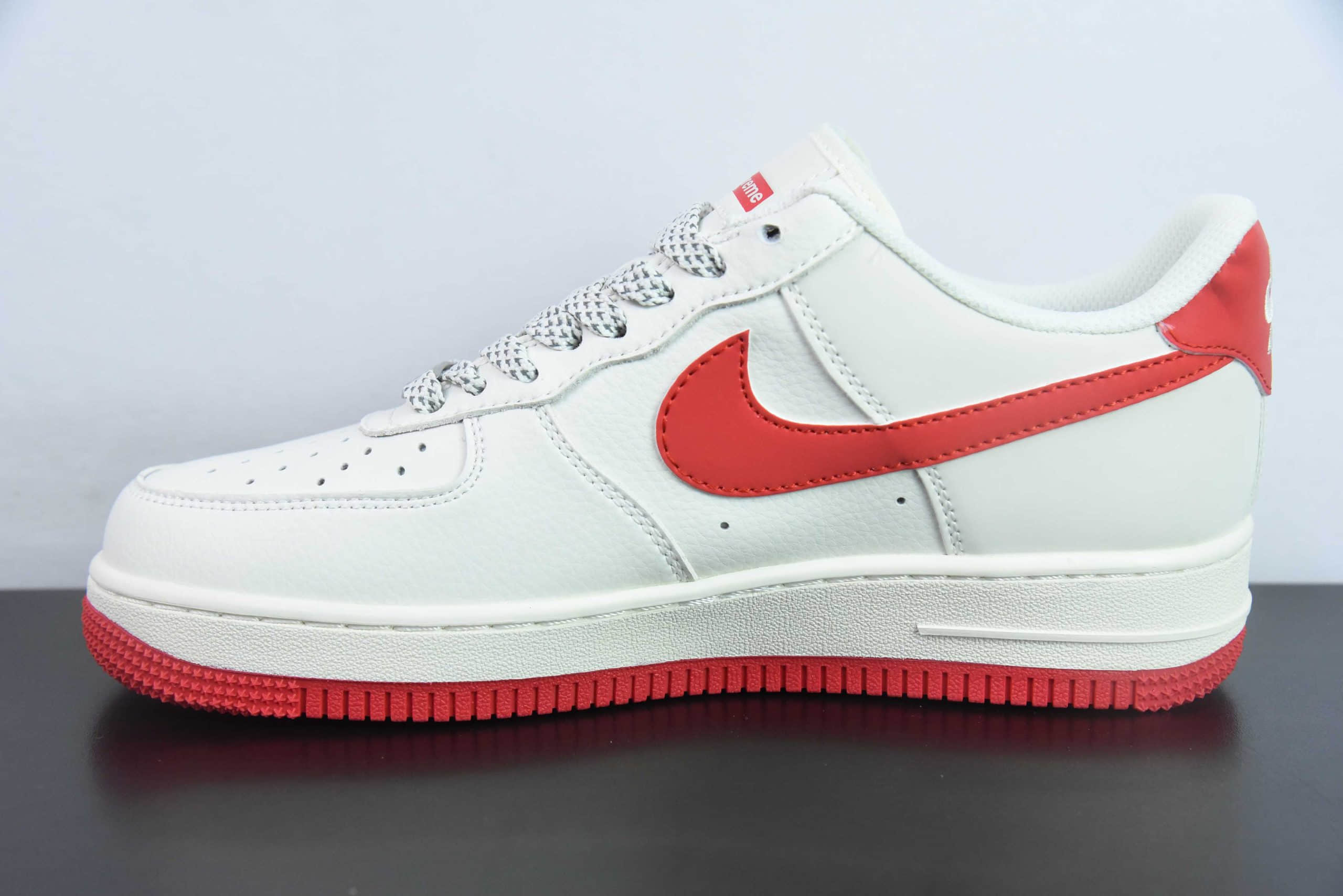 耐克Nike Supreme x Nike Air Force 1 07 LowSupreme皮革Sup米白红标反光空军一号经典低帮百搭休闲运动板鞋纯原版本 货号:HD1968-026