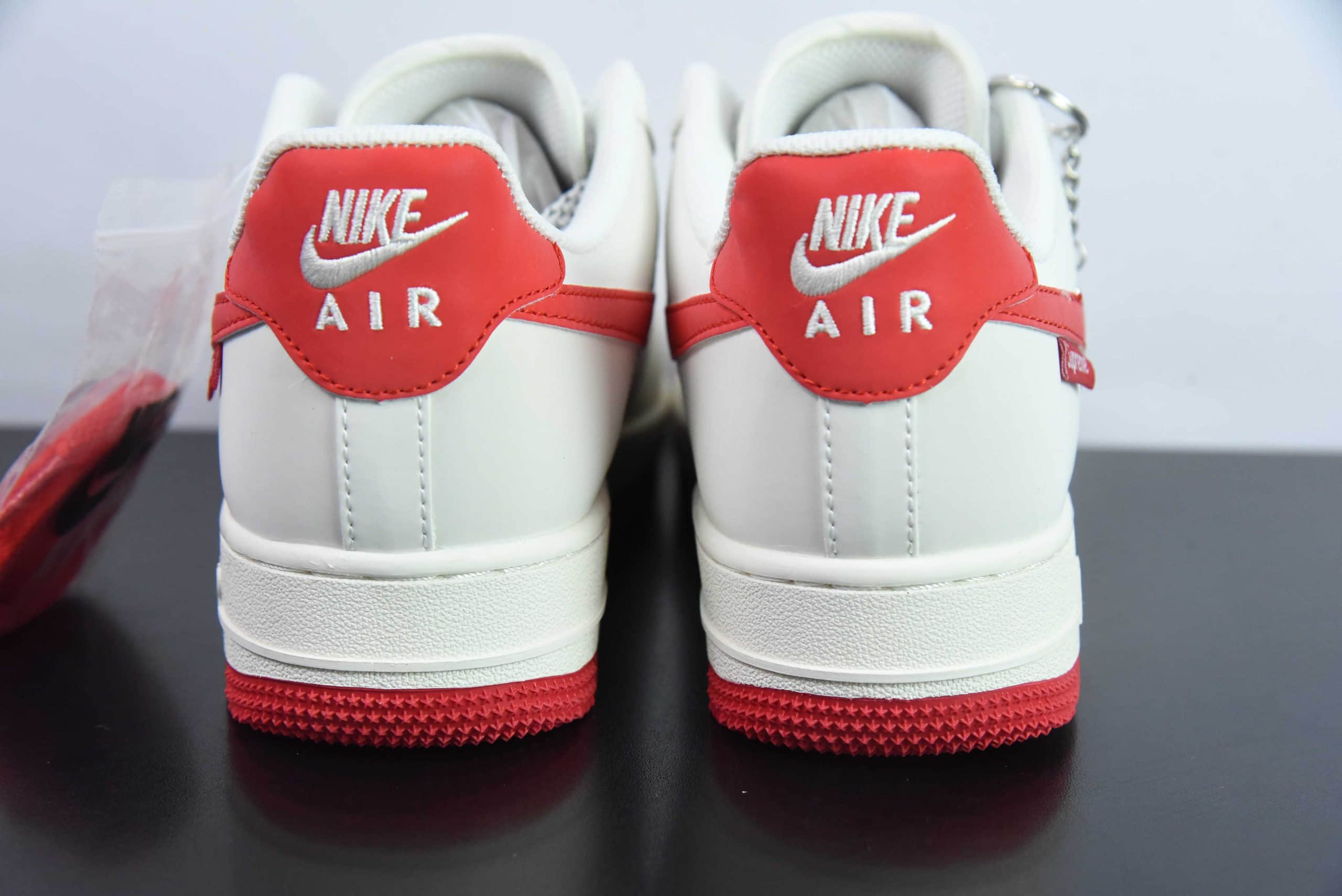 耐克Nike Supreme x Nike Air Force 1 07 LowSupreme皮革Sup米白红标反光空军一号经典低帮百搭休闲运动板鞋纯原版本 货号:HD1968-026
