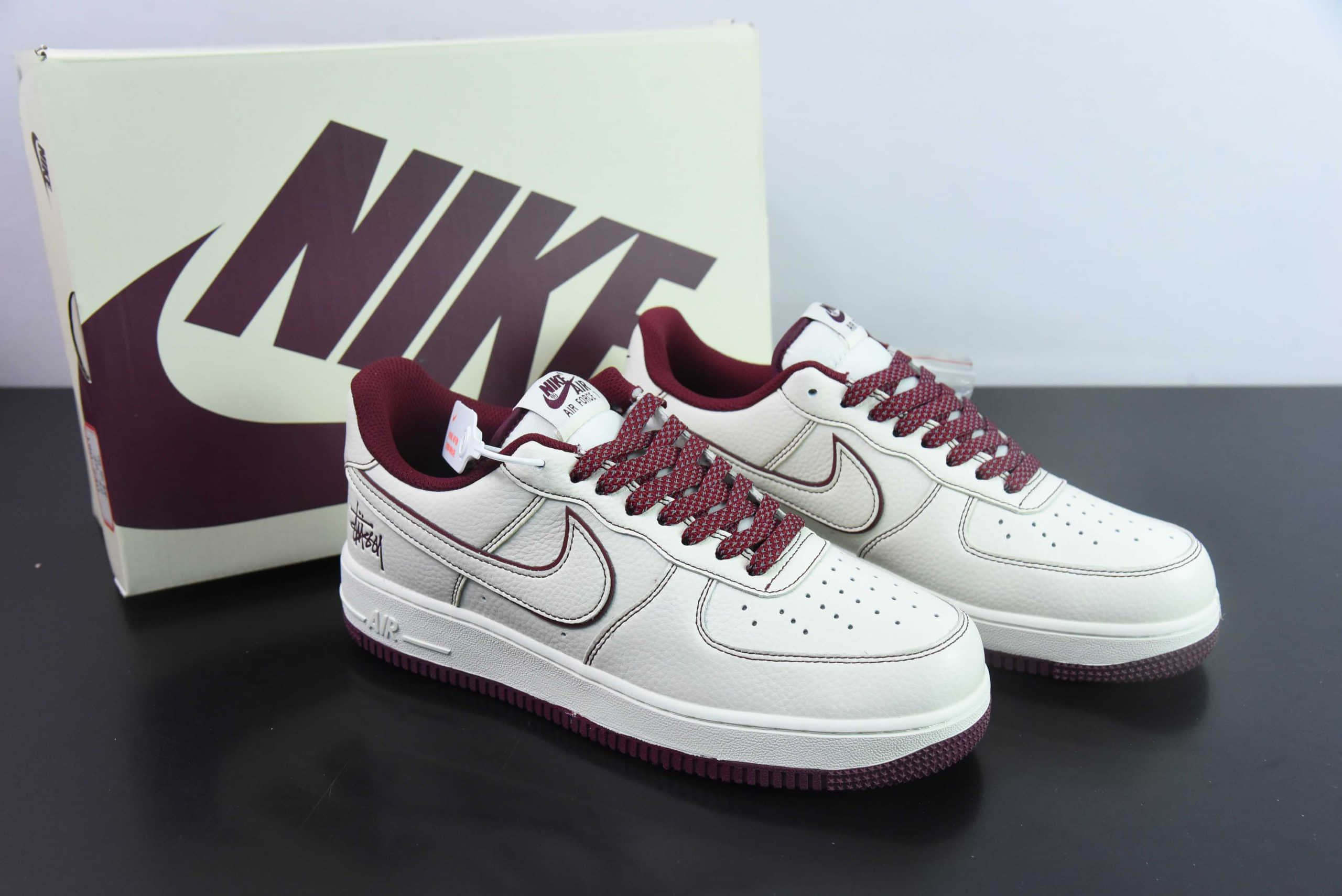 耐克Nike Stussyx Nike Air Force 1 Low斯图西联名米酒红反光空军一号低帮休闲板鞋纯原版本 货号：UN1635-555 