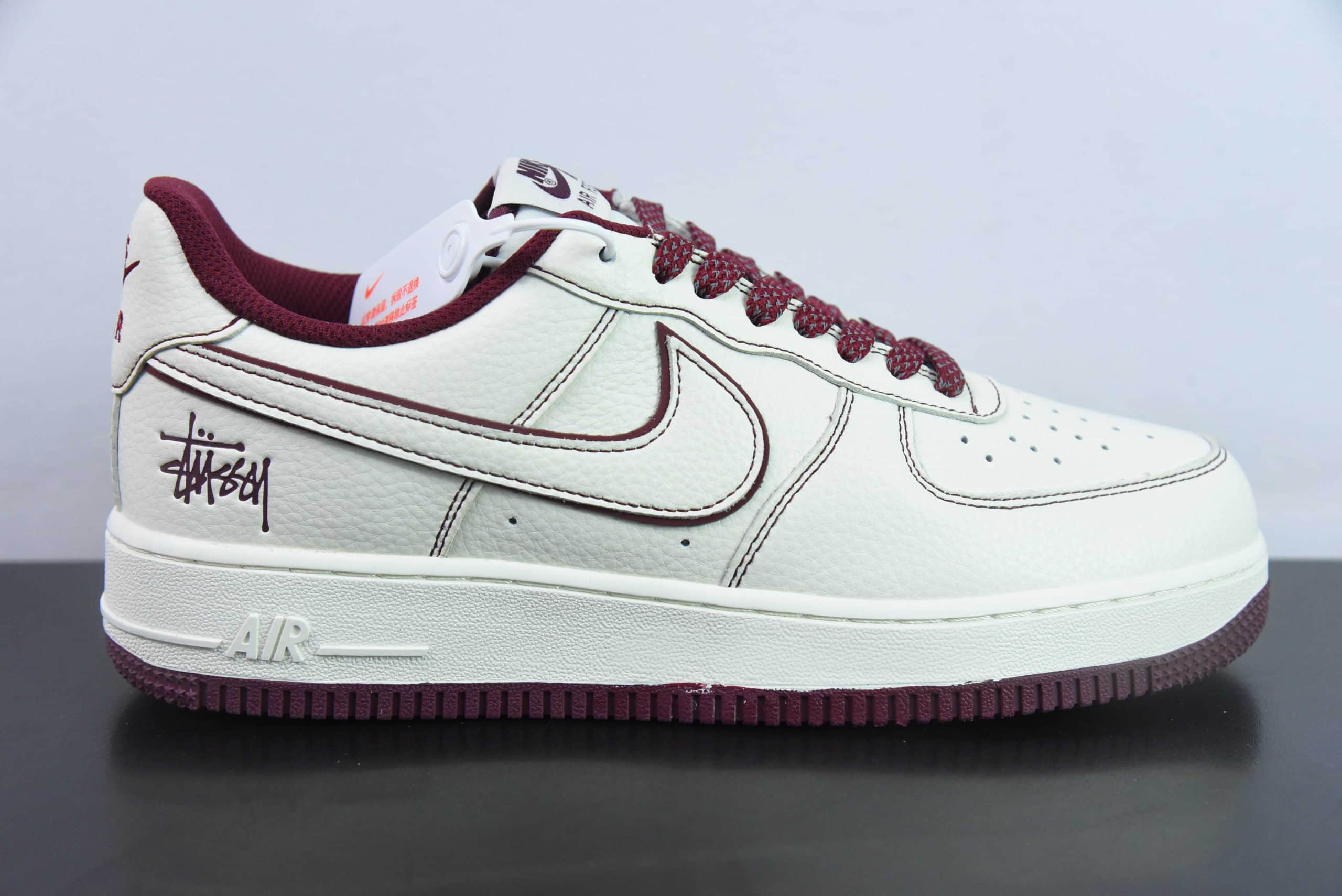 耐克Nike Stussyx Nike Air Force 1 Low斯图西联名米酒红反光空军一号低帮休闲板鞋纯原版本 货号：UN1635-555 
