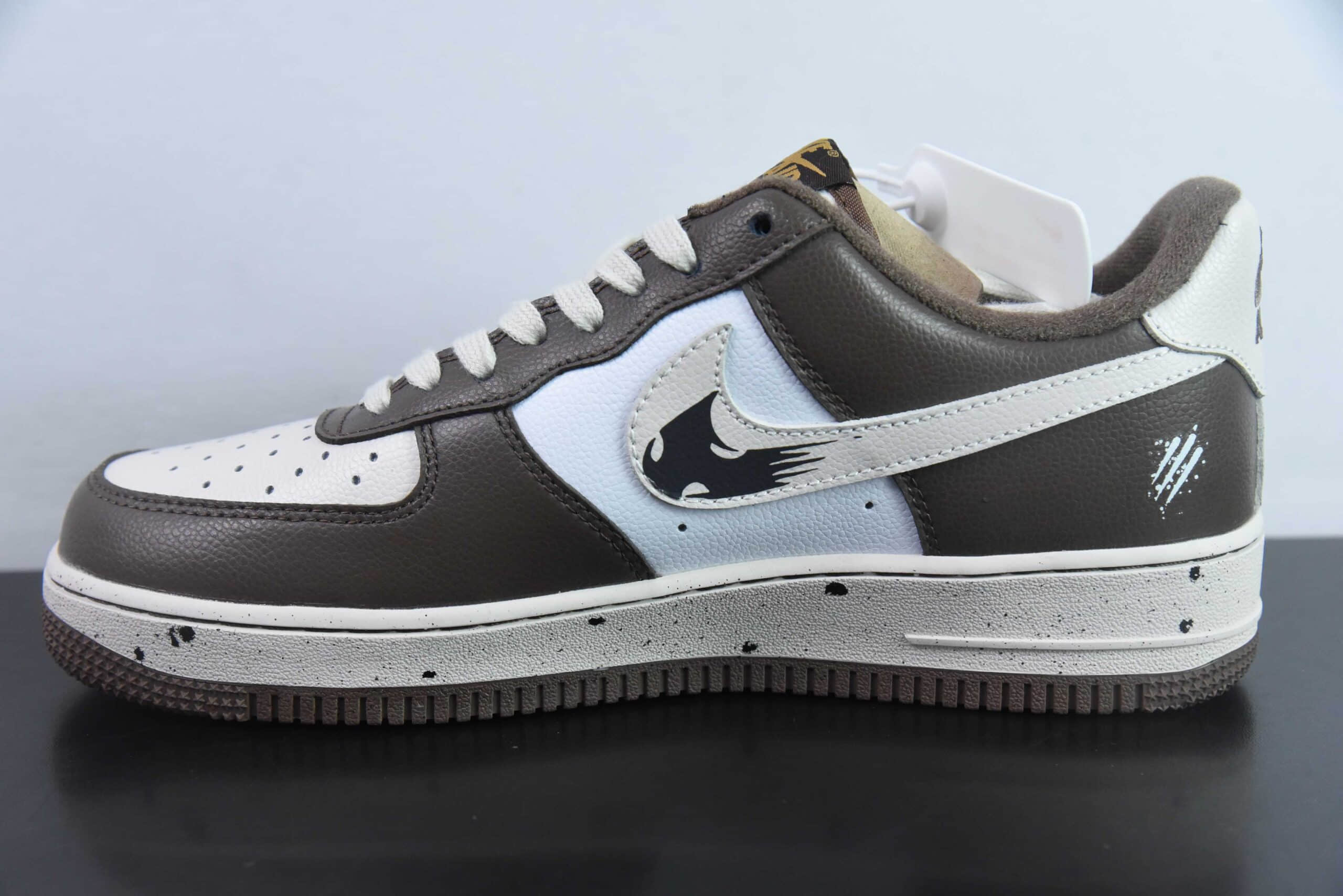 耐克Nike Air Force 1 '07 Low 刺杀小熊涂鸦空军一号低帮休闲板鞋纯原版本 货号：DB3301-770
