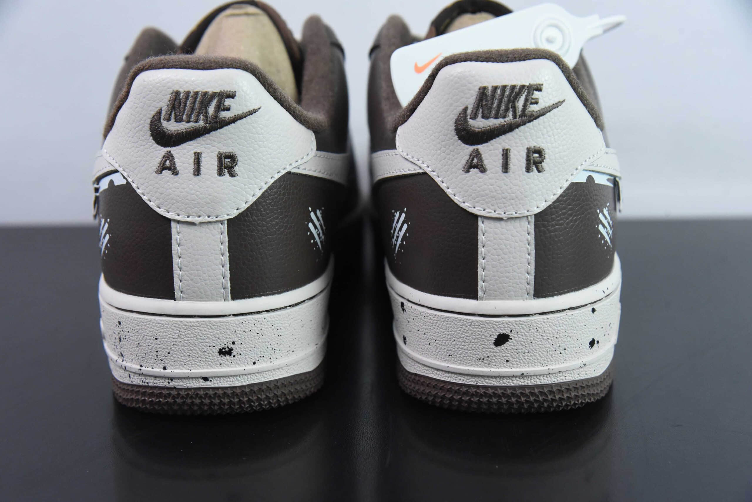 耐克Nike Air Force 1 '07 Low 刺杀小熊涂鸦空军一号低帮休闲板鞋纯原版本 货号：DB3301-770
