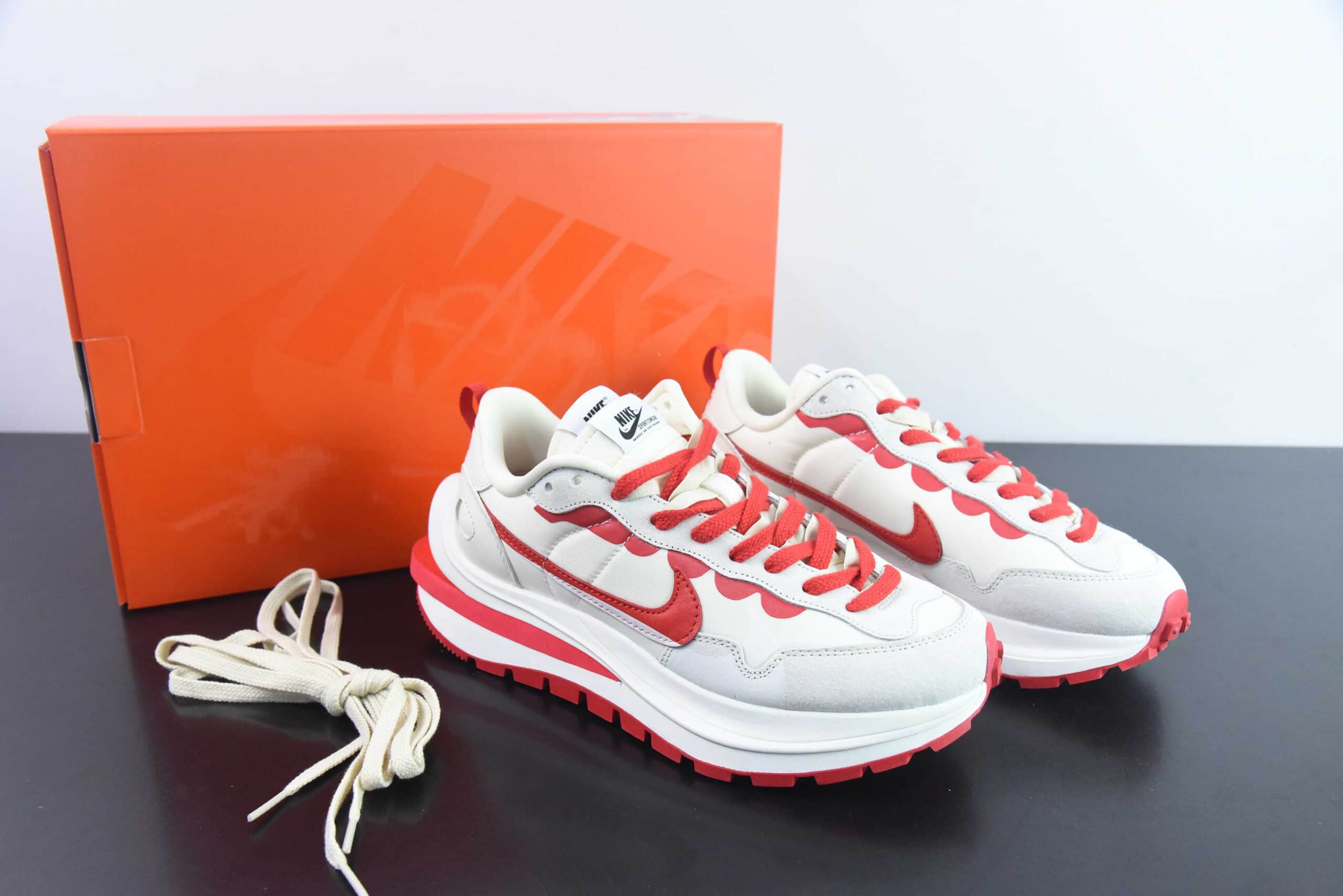 耐克Nike Sacai x VaporWaffle “Tour Yellow ”华夫三代3.0 米白红走秀重磅联名慢跑鞋纯原版本 货号：DD1875-110