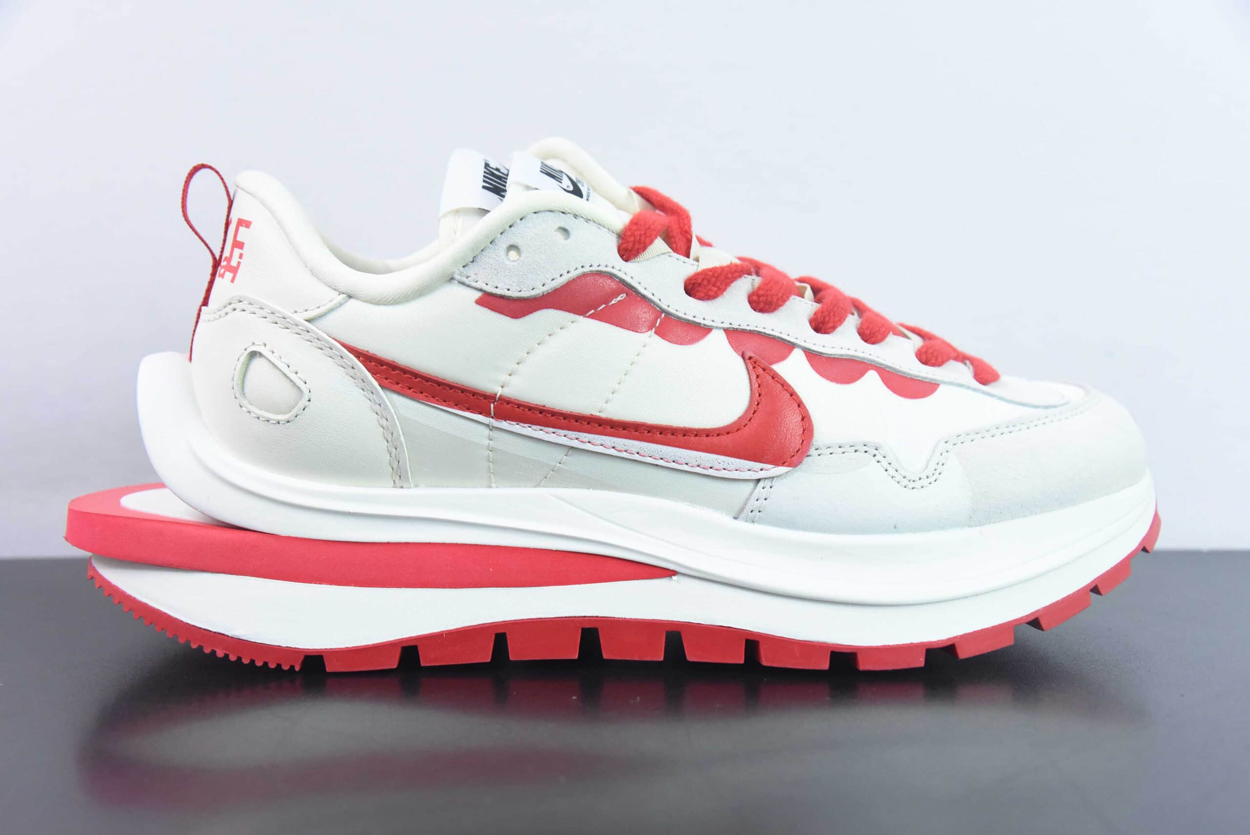 耐克Nike Sacai x VaporWaffle “Tour Yellow ”华夫三代3.0 米白红走秀重磅联名慢跑鞋纯原版本 货号：DD1875-110