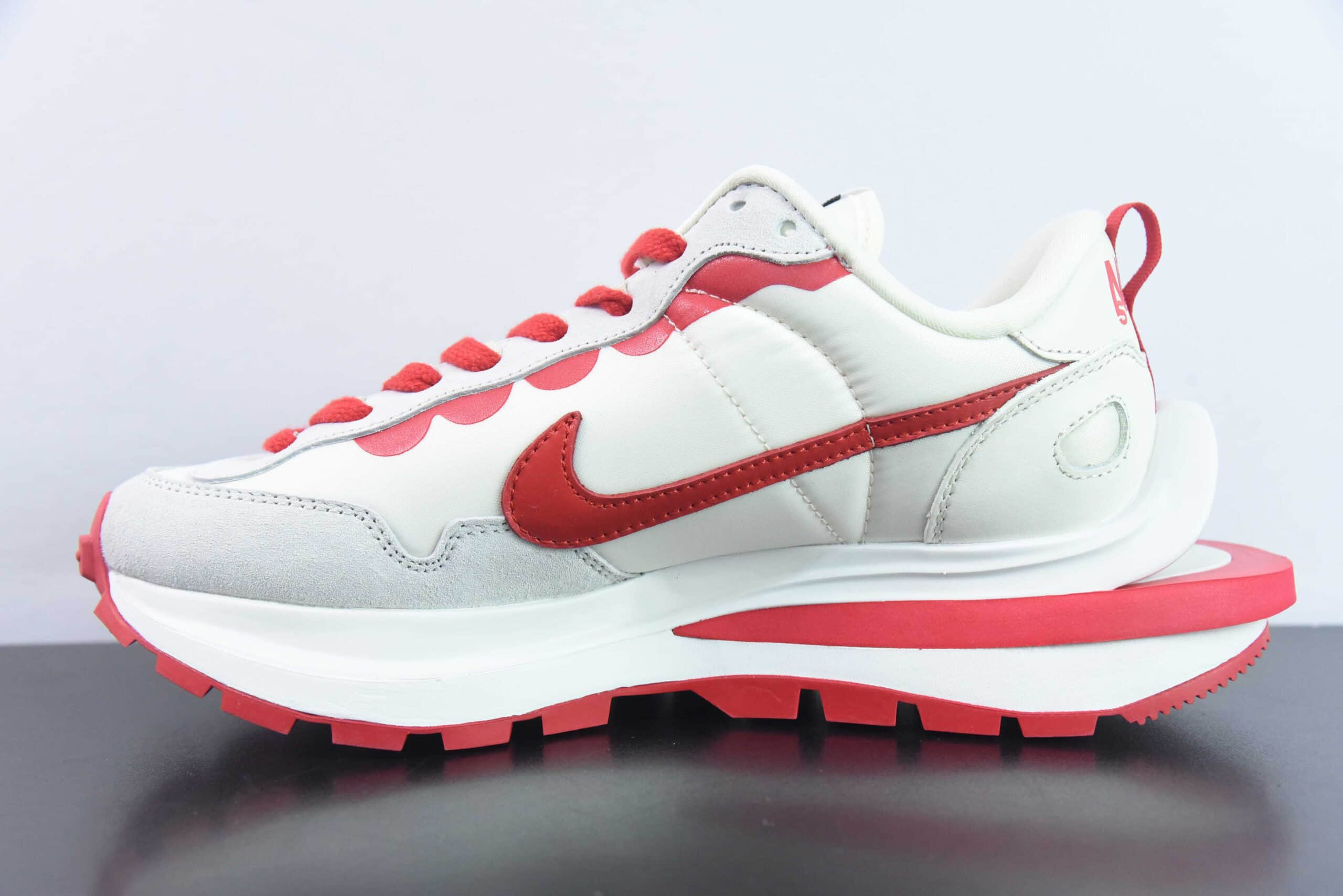 耐克Nike Sacai x VaporWaffle “Tour Yellow ”华夫三代3.0 米白红走秀重磅联名慢跑鞋纯原版本 货号：DD1875-110