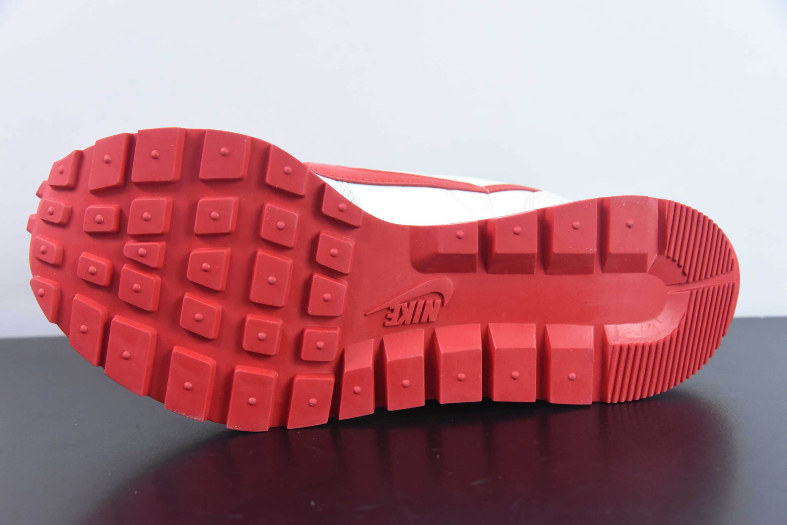 耐克Nike Sacai x VaporWaffle “Tour Yellow ”华夫三代3.0 米白红走秀重磅联名慢跑鞋纯原版本 货号：DD1875-110