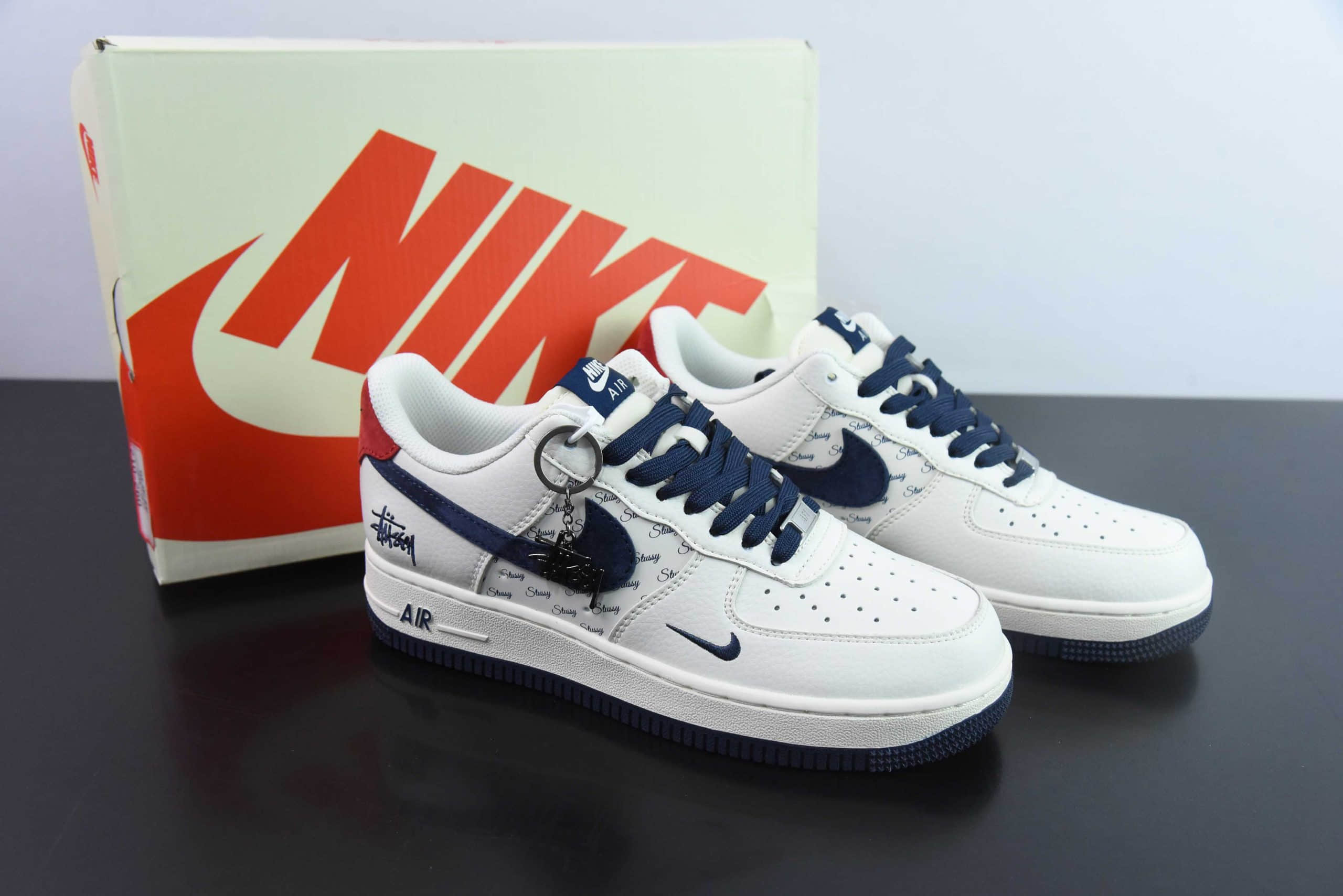 耐克Nike Air Force 1'07 Low 斯图西联名米蓝红印字空军一号低帮休闲板鞋纯原版本 货号：XZ3318-566 