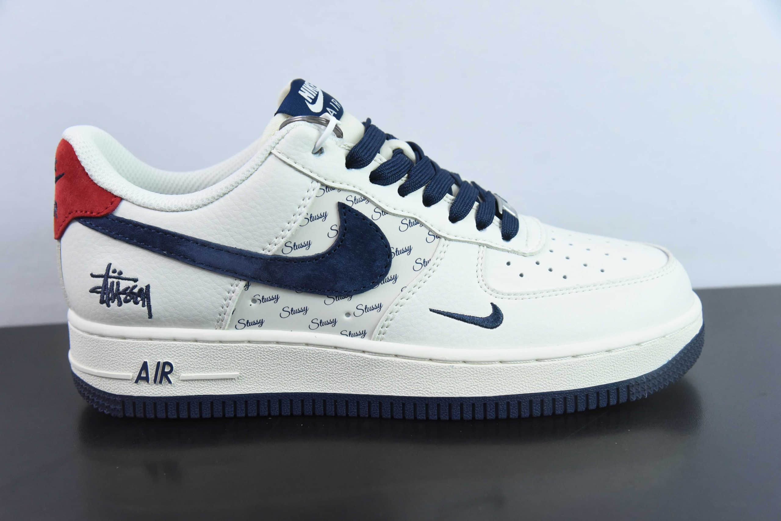 耐克Nike Air Force 1'07 Low 斯图西联名米蓝红印字空军一号低帮休闲板鞋纯原版本 货号：XZ3318-566 