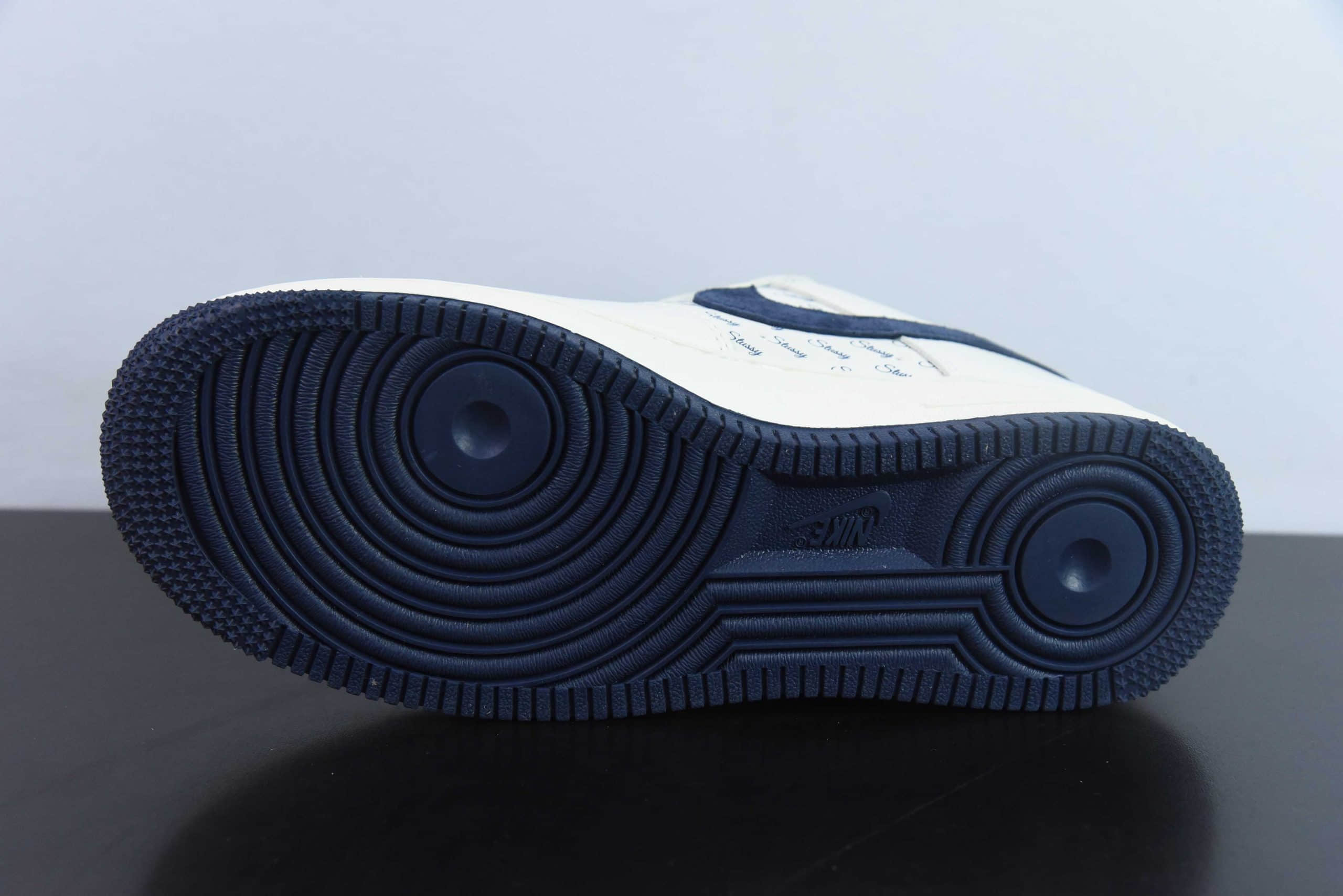 耐克Nike Air Force 1'07 Low 斯图西联名米蓝红印字空军一号低帮休闲板鞋纯原版本 货号：XZ3318-566 