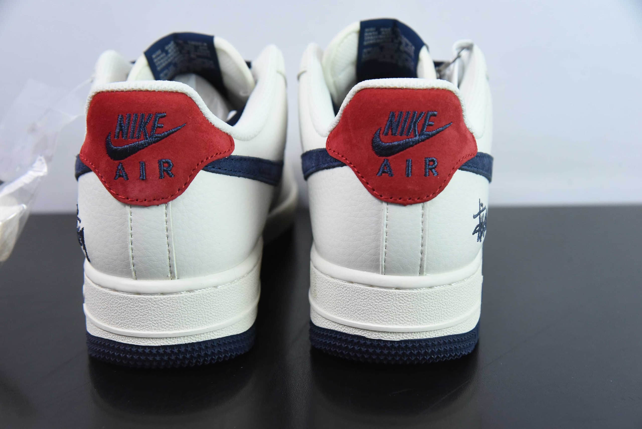 耐克Nike Air Force 1'07 Low 斯图西联名米蓝红印字空军一号低帮休闲板鞋纯原版本 货号：XZ3318-566 