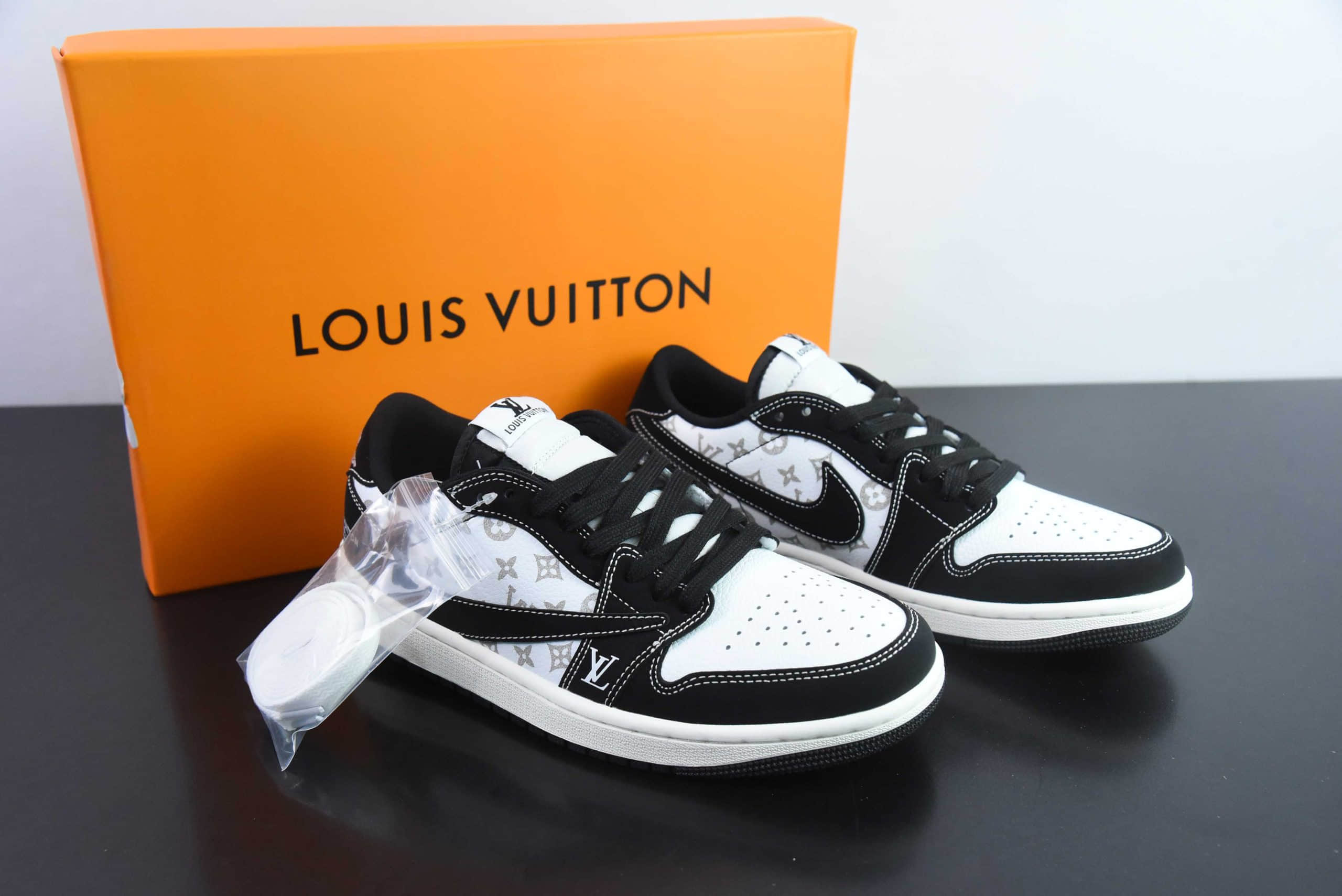 乔丹Travis Scott x Nike Air Jordan 1 Low x Louis Vuitton 三方联名反转翻毛白黑倒钩低帮休闲板鞋纯原版本 货号：LX1988-200