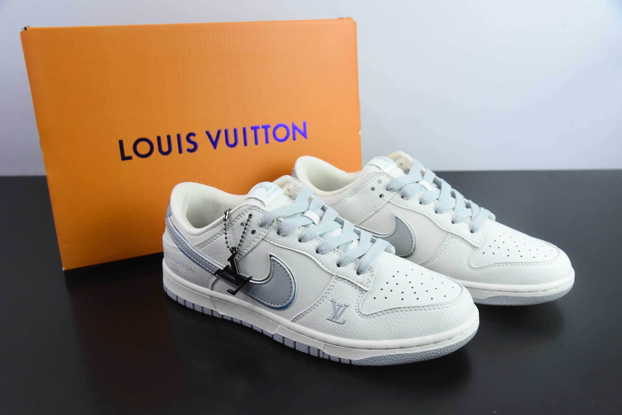 耐克Nike SB Dunk Low X LV联名米白灰SB低帮休闲板鞋纯原版本 货号：BB1818-102 