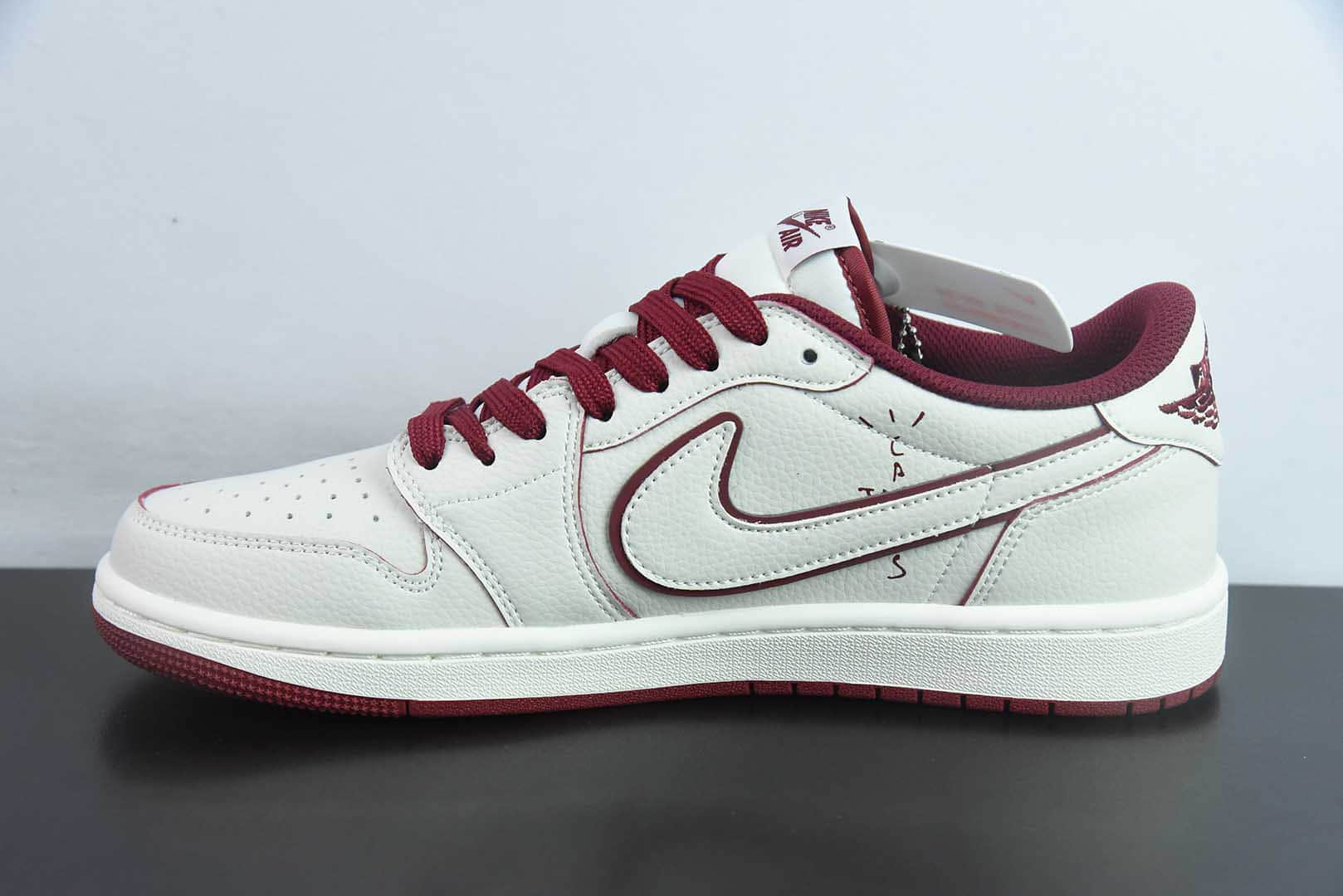 乔丹Travis Scott x Fragment Design x Air Jordan 1 Low OG SP AJ1 联名款酒红白倒钩低帮文化休闲板鞋纯原版本 货号：DF1845 - 536