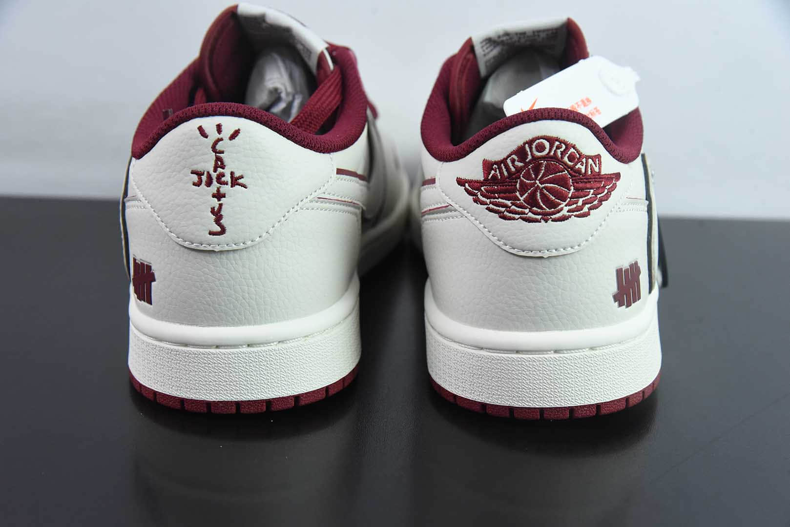 乔丹Travis Scott x Fragment Design x Air Jordan 1 Low OG SP AJ1 联名款酒红白倒钩低帮文化休闲板鞋纯原版本 货号：DF1845 - 536