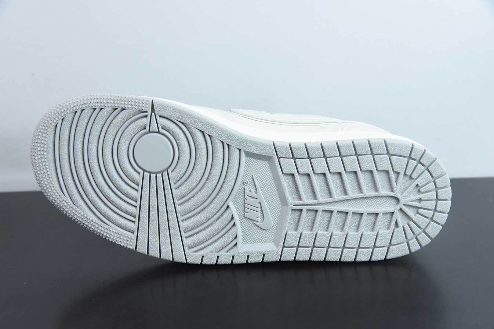 乔丹Travis Scott x Fragment Design x Air Jordan 1 Low OG SP AJ1联名款米白倒钩低帮文化休闲板鞋纯原版本 货号：DF1845 - 532
