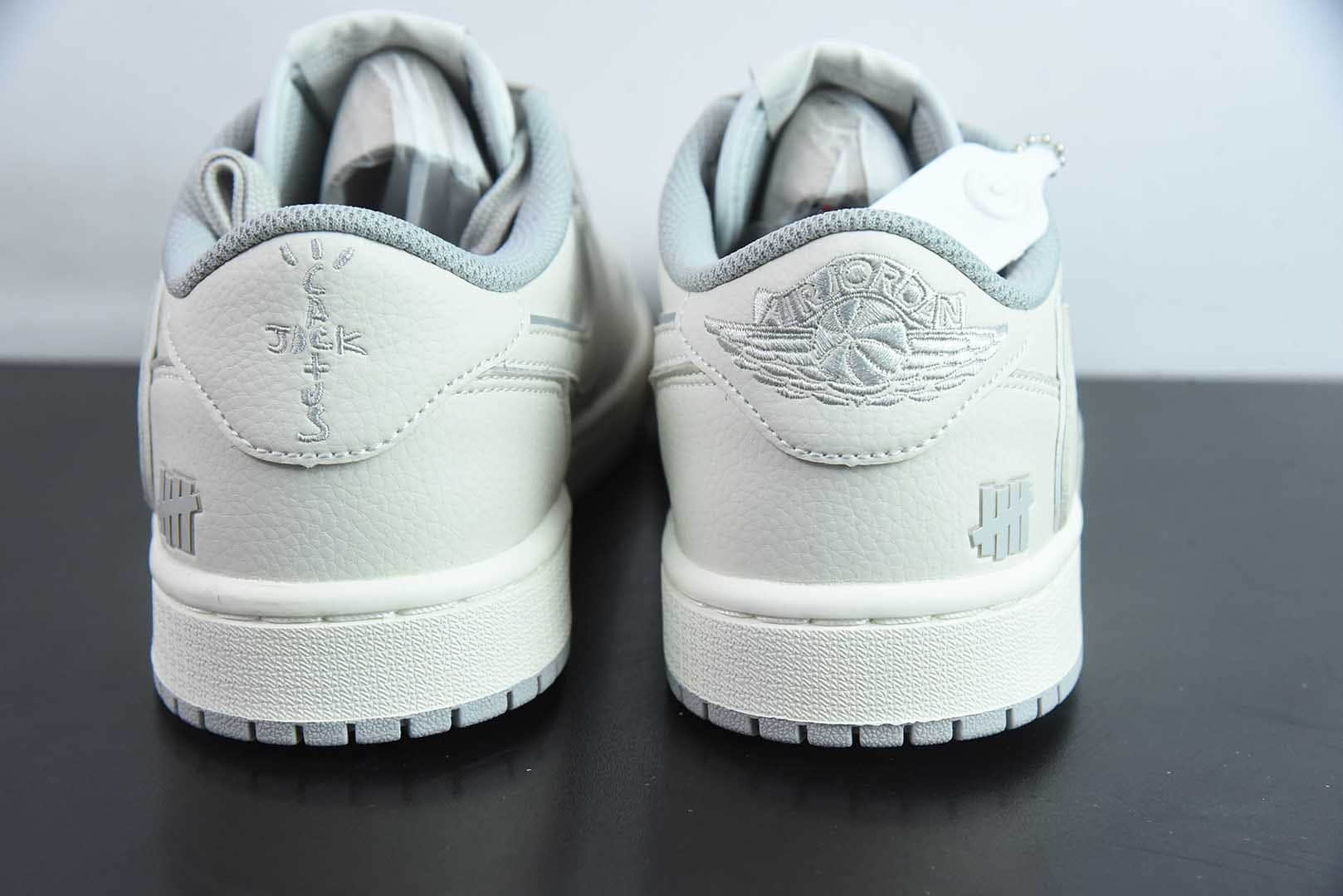 乔丹Travis Scott x Fragment Design x Air Jordan 1 Low OG SP AJ1联名款米白倒钩低帮文化休闲板鞋纯原版本 货号：DF1845 - 532