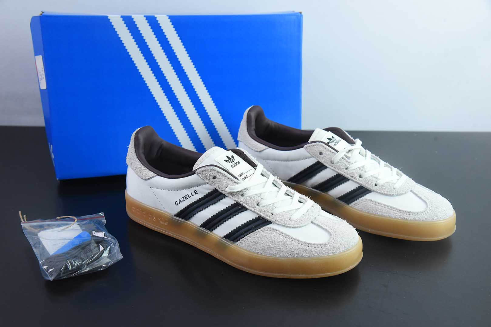 阿迪达斯 Adidas Originals Gazelle Indoor 三叶草米白黑生胶底休闲防滑耐磨低帮板鞋纯原版本 货号：IH9985