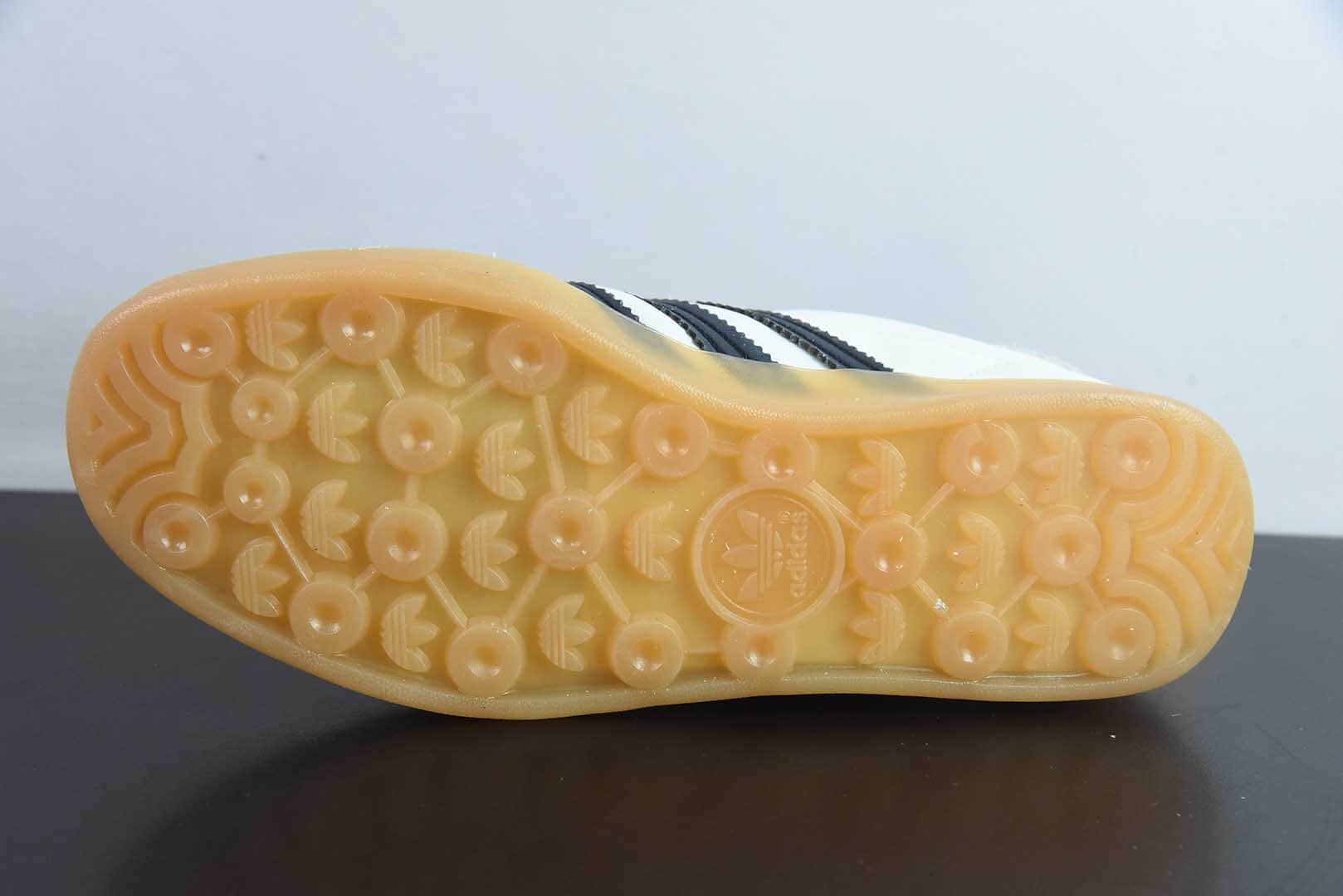 阿迪达斯 Adidas Originals Gazelle Indoor 三叶草米白黑生胶底休闲防滑耐磨低帮板鞋纯原版本 货号：IH9985