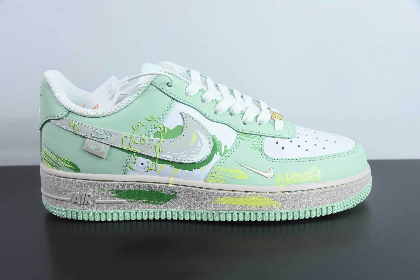 耐克Nike Air Force 1 Low 小熊涂鸦空军一号低帮休闲板鞋纯原版本 货号:DB3310-990