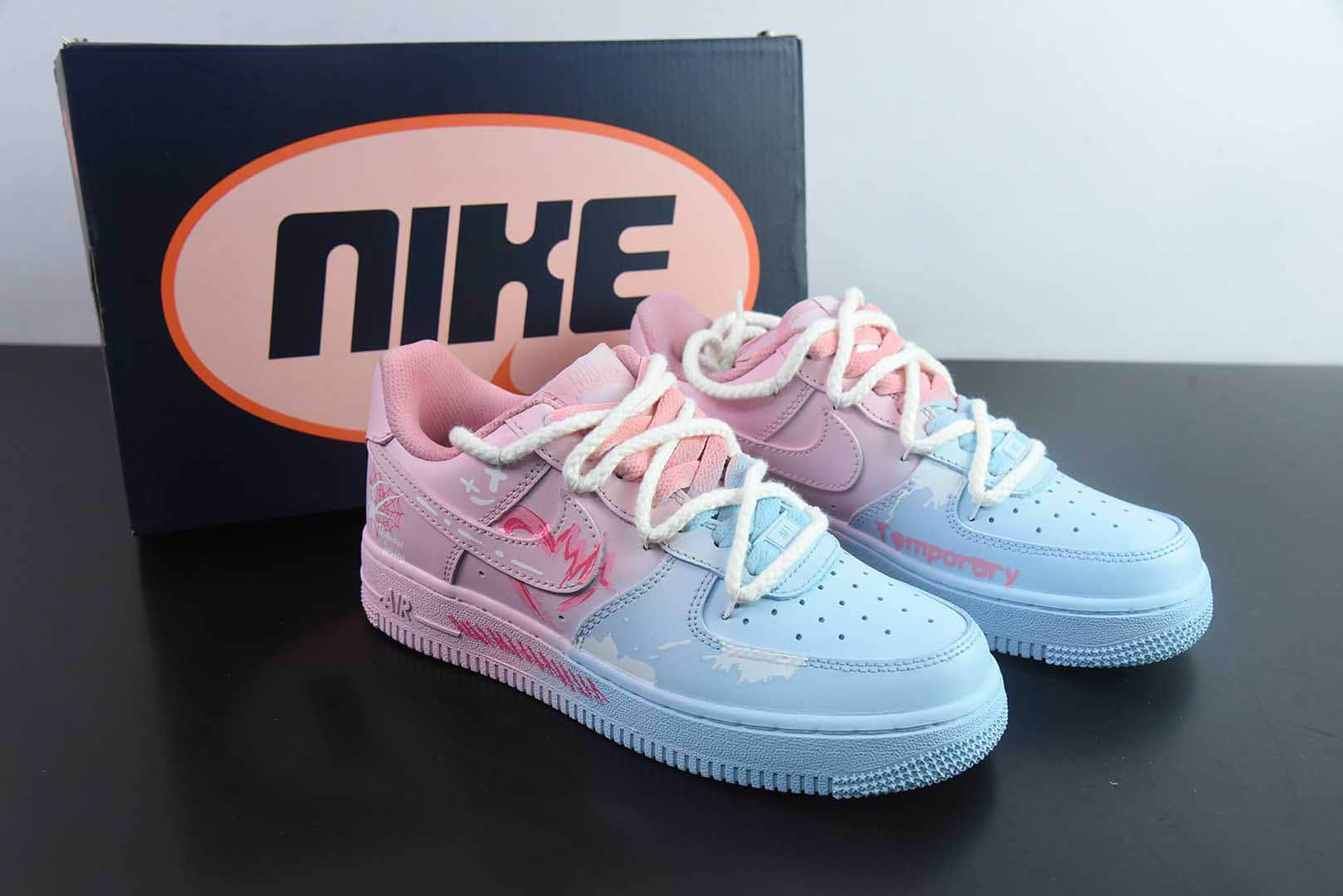 耐克Nike Air Force 1'07 Low Purple Butterfly 手绘涂鸦粉蓝蛛心空军一号低帮休闲运动板鞋纯原版本 货号：QX2032-707