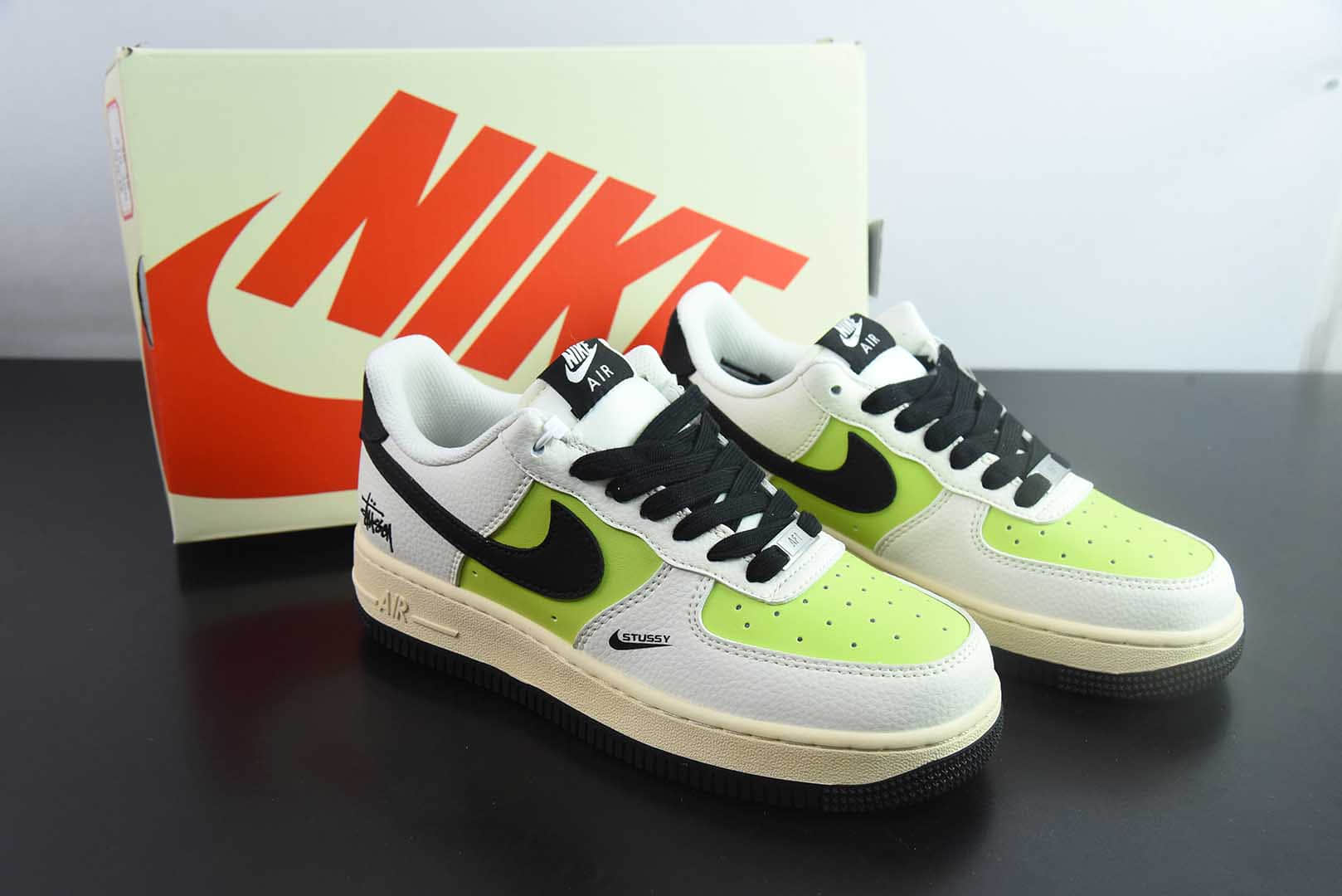 耐克Nike Air Force 1 '07 Low “斯图西联名荧光英文米黑”空军一号低帮休闲板鞋纯原版本 货号:QW5836-002