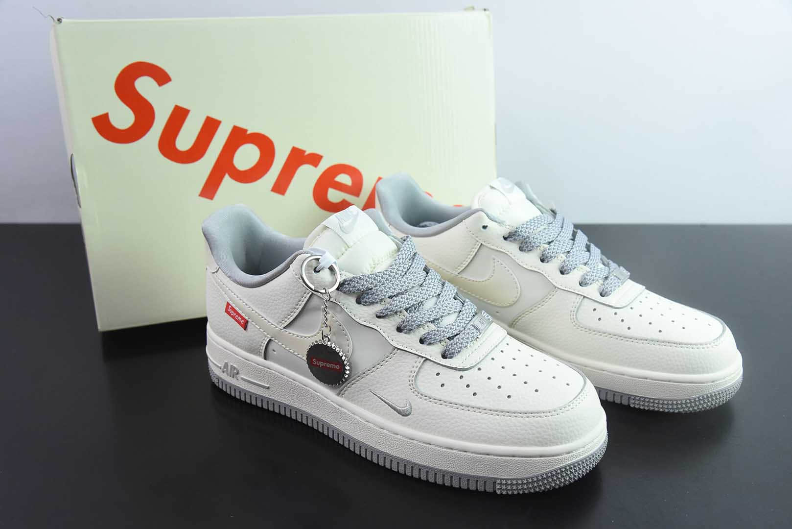 耐克Nike Air Force 1 '07 Low “Supreme联名灰底红标”空军一号低帮休闲板鞋纯原版本 货号：XX3168-195