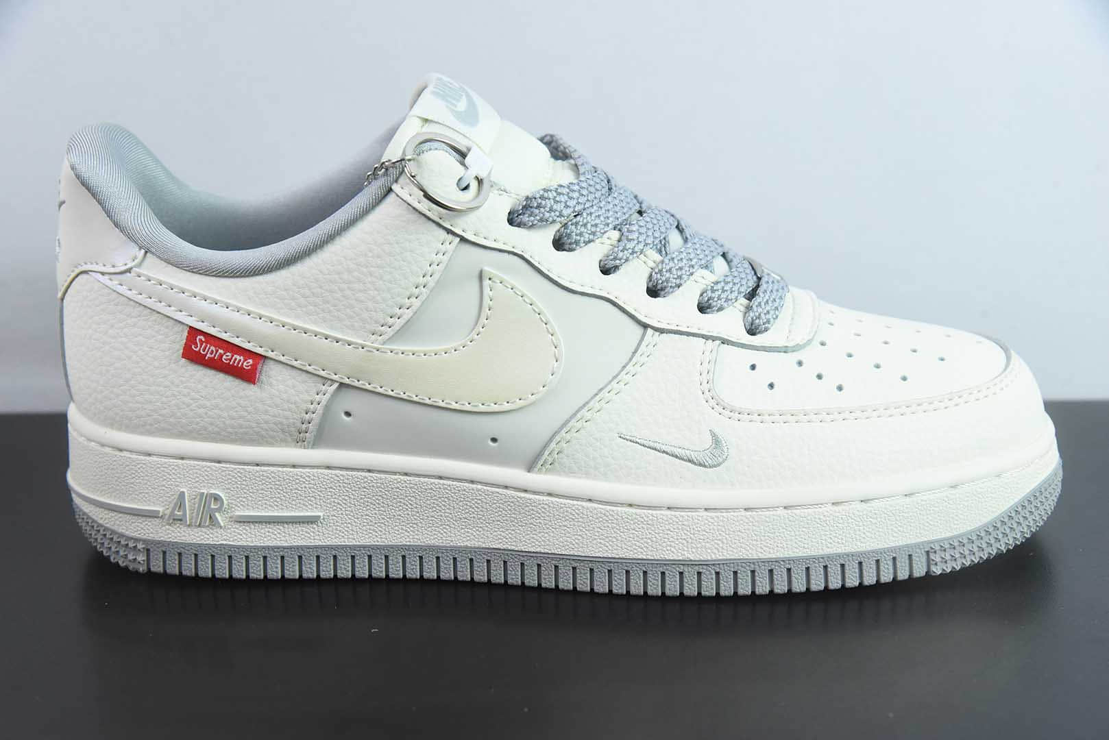 耐克Nike Air Force 1 '07 Low “Supreme联名灰底红标”空军一号低帮休闲板鞋纯原版本 货号：XX3168-195