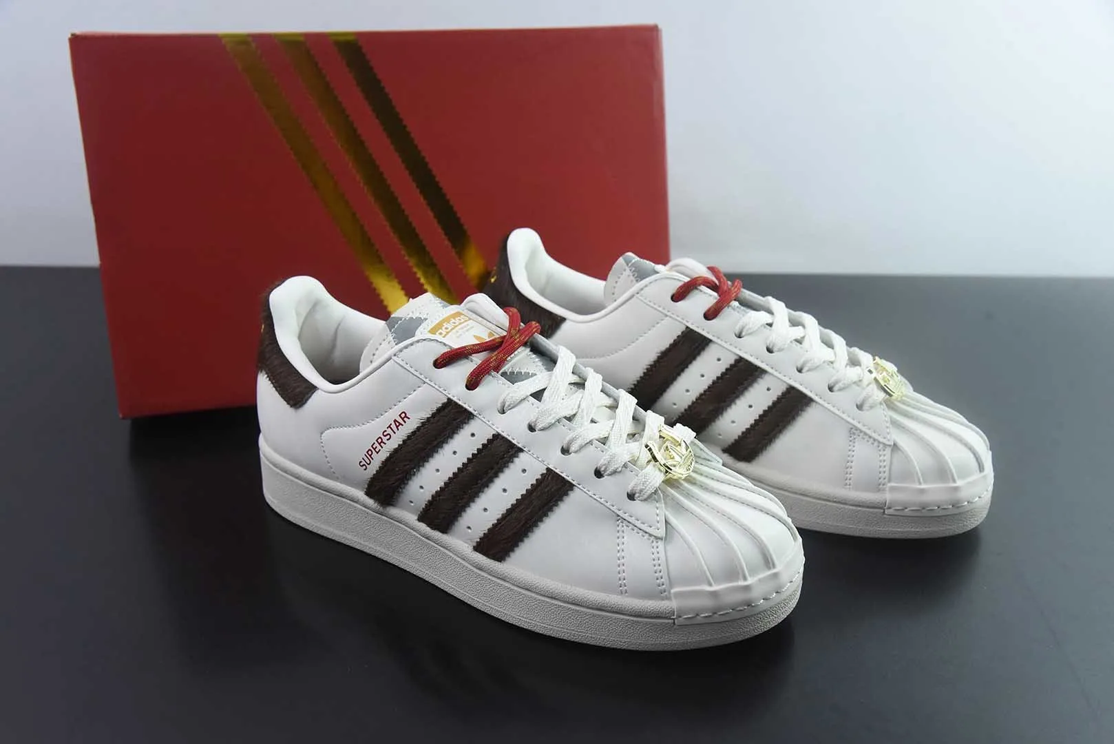 阿迪达斯Adidas Originals Superstar马年限定白棕贝壳头系列低帮经典百搭休闲运动板鞋纯原版本 货号：KJ6293