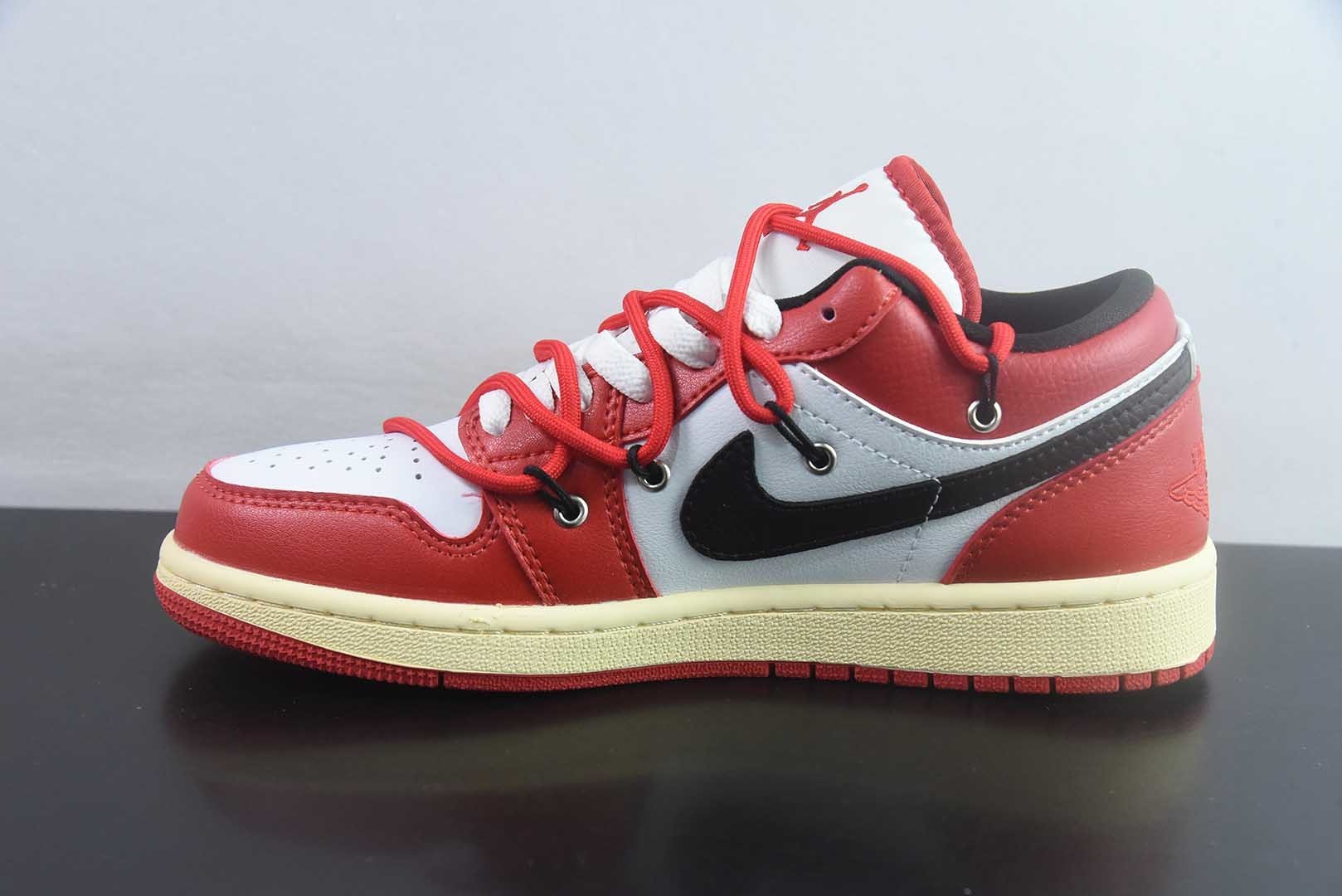 耐克 Nike Air Jordan 1 Low 绑带联名 AJ1乔1低帮休闲板鞋 同步官方配色 市场唯一独家头层皮打造 原鞋原档案开发 原厂皮料 原档冲孔鞋头 正确满胶鞋垫 四线拉帮 原厂织唛标 鞋舌高弹海绵填充 货号:553558-118纯原版本 实拍细节图