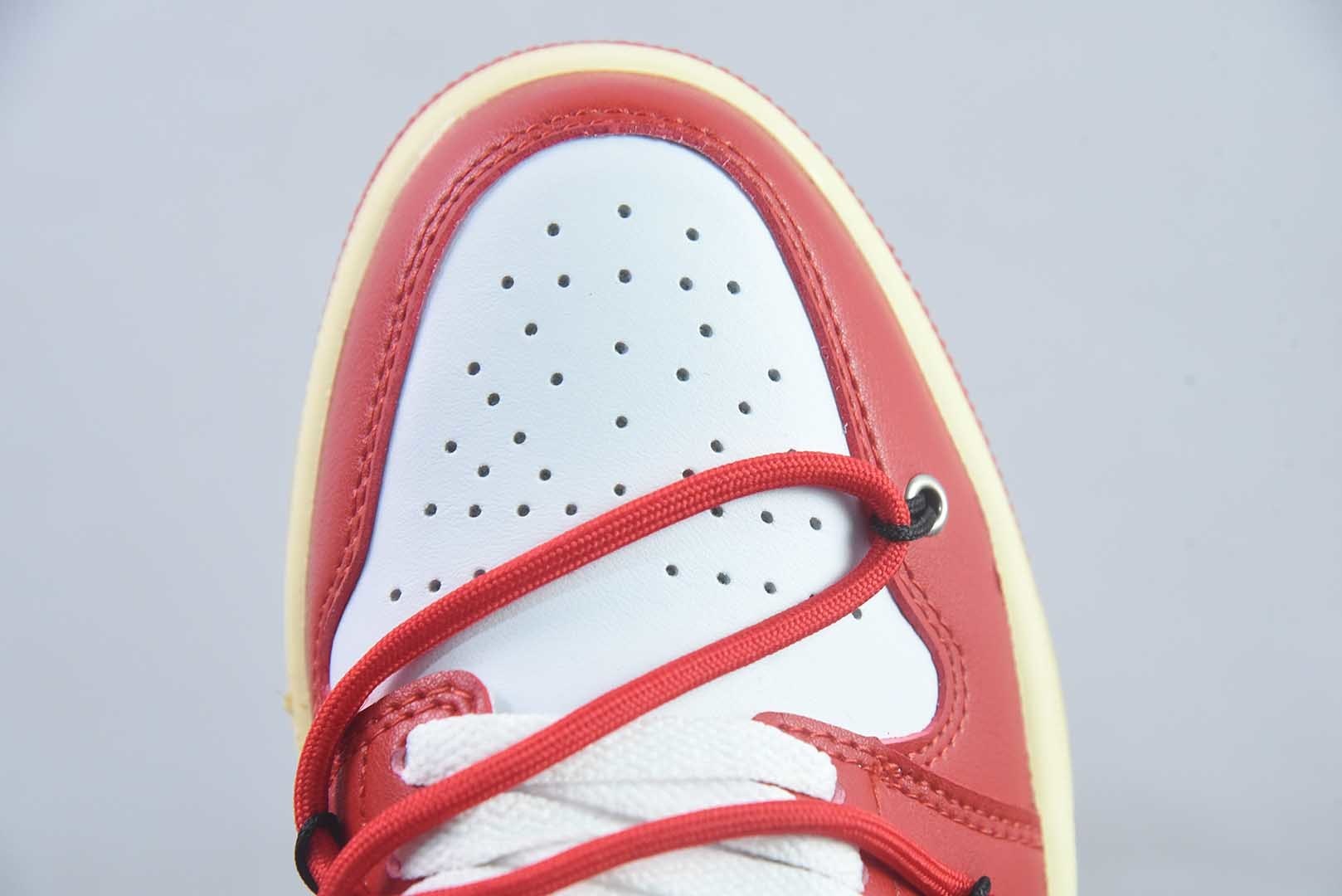 耐克 Nike Air Jordan 1 Low 绑带联名 AJ1乔1低帮休闲板鞋 同步官方配色 市场唯一独家头层皮打造 原鞋原档案开发 原厂皮料 原档冲孔鞋头 正确满胶鞋垫 四线拉帮 原厂织唛标 鞋舌高弹海绵填充 货号:553558-118纯原版本 实拍细节图