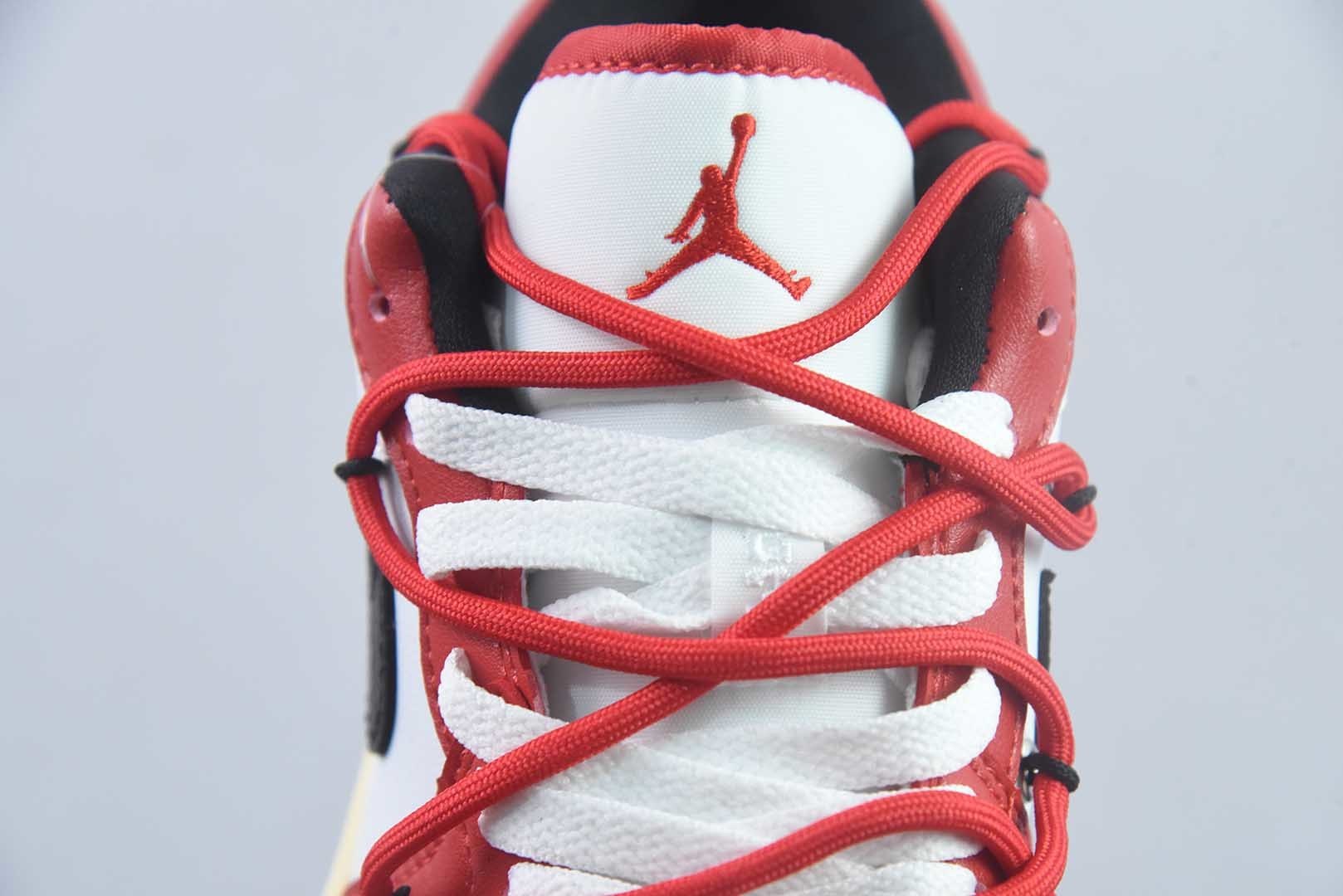 耐克 Nike Air Jordan 1 Low 绑带联名 AJ1乔1低帮休闲板鞋 同步官方配色 市场唯一独家头层皮打造 原鞋原档案开发 原厂皮料 原档冲孔鞋头 正确满胶鞋垫 四线拉帮 原厂织唛标 鞋舌高弹海绵填充 货号:553558-118纯原版本 实拍细节图