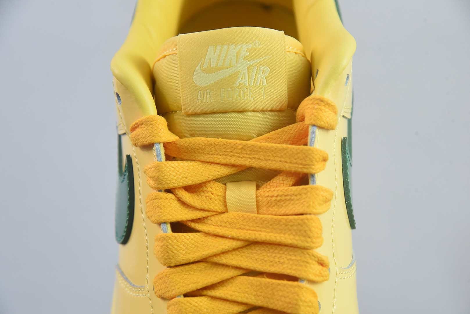 空军一号 af1黄绿 耐克 Nike Air Force 1 Patent "Topaz Gold"黄玉低帮 板鞋 男款 纯原版本 货号：IO4489-700 实拍细节图