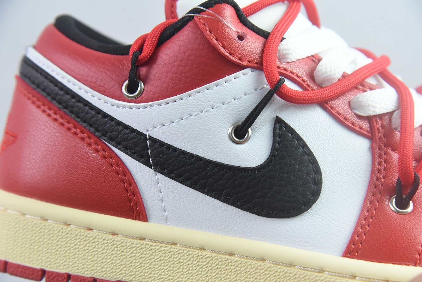 耐克 Nike Air Jordan 1 Low 绑带联名 AJ1乔1低帮休闲板鞋 同步官方配色 市场唯一独家头层皮打造 原鞋原档案开发 原厂皮料 原档冲孔鞋头 正确满胶鞋垫 四线拉帮 原厂织唛标 鞋舌高弹海绵填充 货号:553558-118纯原版本 实拍细节图