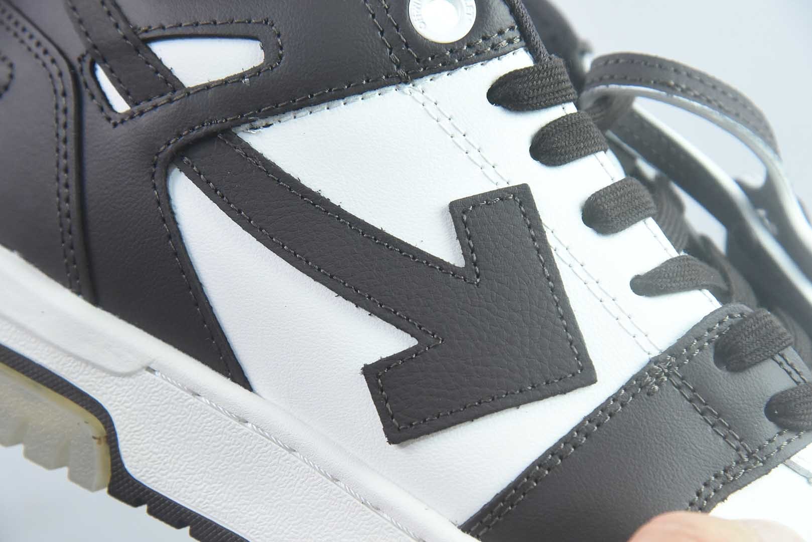 OFF-WHITE OW运动鞋 春夏走秀款球鞋 所有配件均通过定做出产正品裁片 原版比例大箭头定制网眼布双拼牛皮进口机器针车 数控针距精准做工不输大牌里层为高密度透气网眼布/垫脚羊皮私模重工抓地橡胶底 后跟坡度最贴切原版鞋型脱模 厚底约4CM 原盒包装配 TPU大底纯原版本 实拍细节图