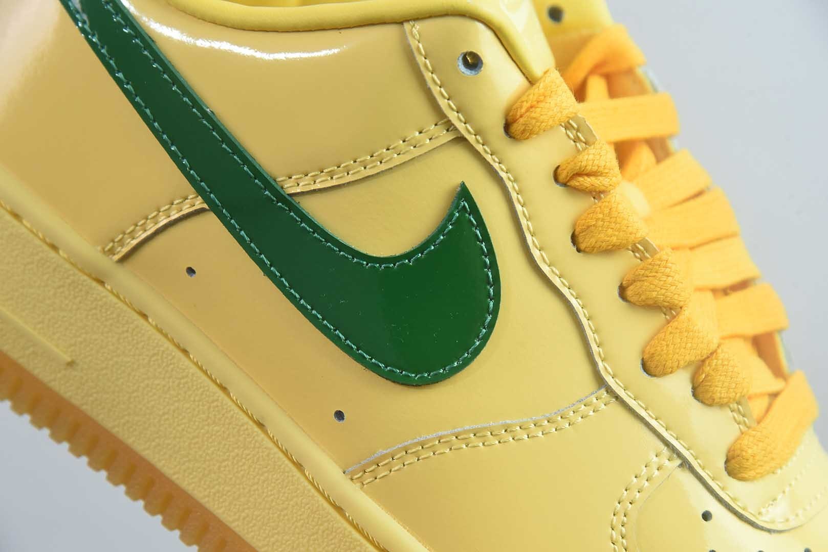 空军一号 af1黄绿 耐克 Nike Air Force 1 Patent "Topaz Gold"黄玉低帮 板鞋 男款 纯原版本 货号：IO4489-700 实拍细节图