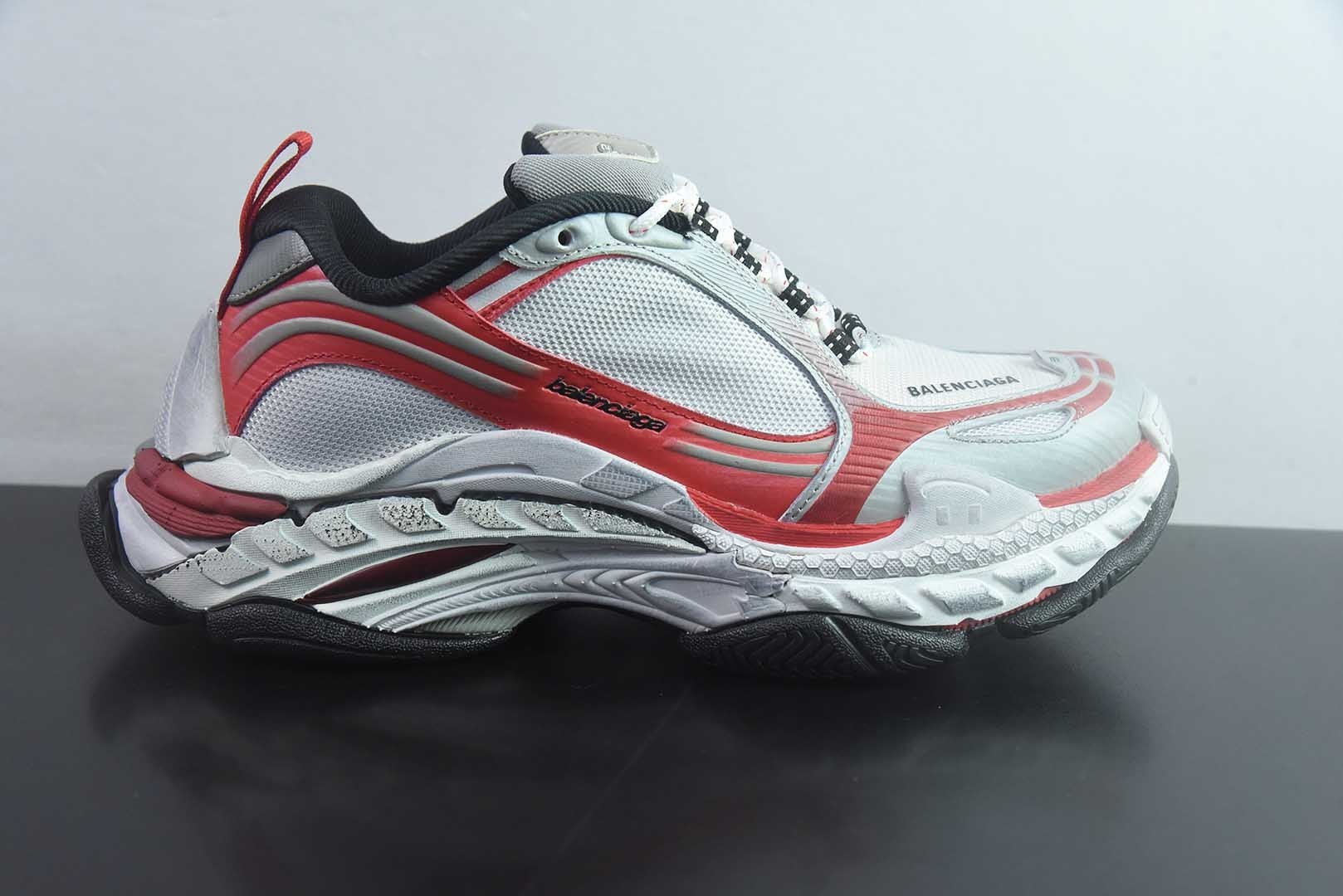 Balenciaga巴黎世家 Triple S .2 Gradient 厚底系带低帮老爹鞋 Balenciaga是由被誉为代表二十世纪的伟大天才设计师 Cristobal Balenciaga 创立的,在品牌创立的大半个世纪以来,巴黎世家一直以时尚、典雅闻名于时装界,它的主题产品有女士和男士提包、机车包、鞋子和时装,在15年王大仁卸任品牌设计师后,品牌的风格发生了翻天覆地的变化,凭借着人气超高的街头风T恤、老爹鞋等迅速霸屏各大时装周和时尚圈。/46 纯原版本 实拍细节图