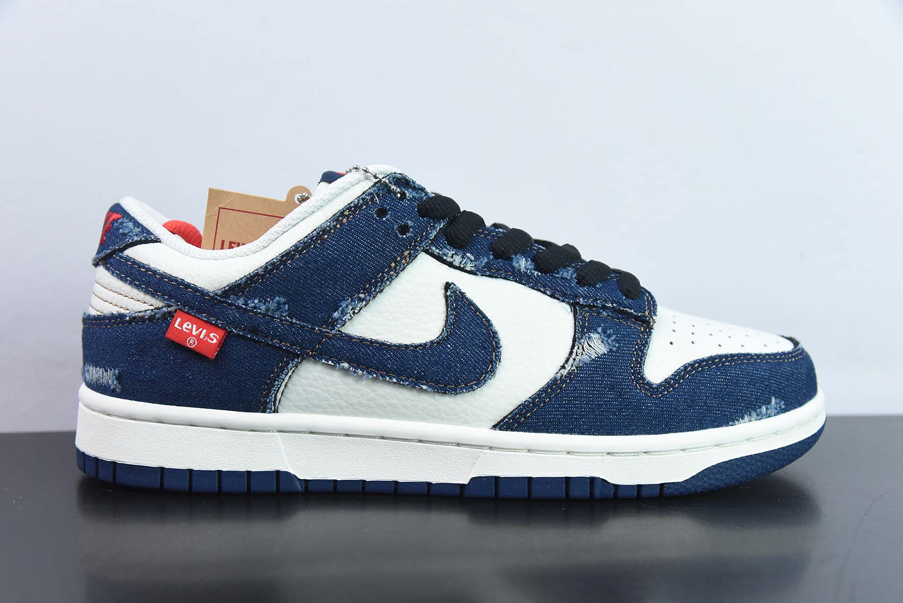 李维斯Levi's x 耐克 Nike DUNK SB LOW “拼接米白深蓝磨破牛仔布”货号:LE0021-001纯原版本 实拍细节图